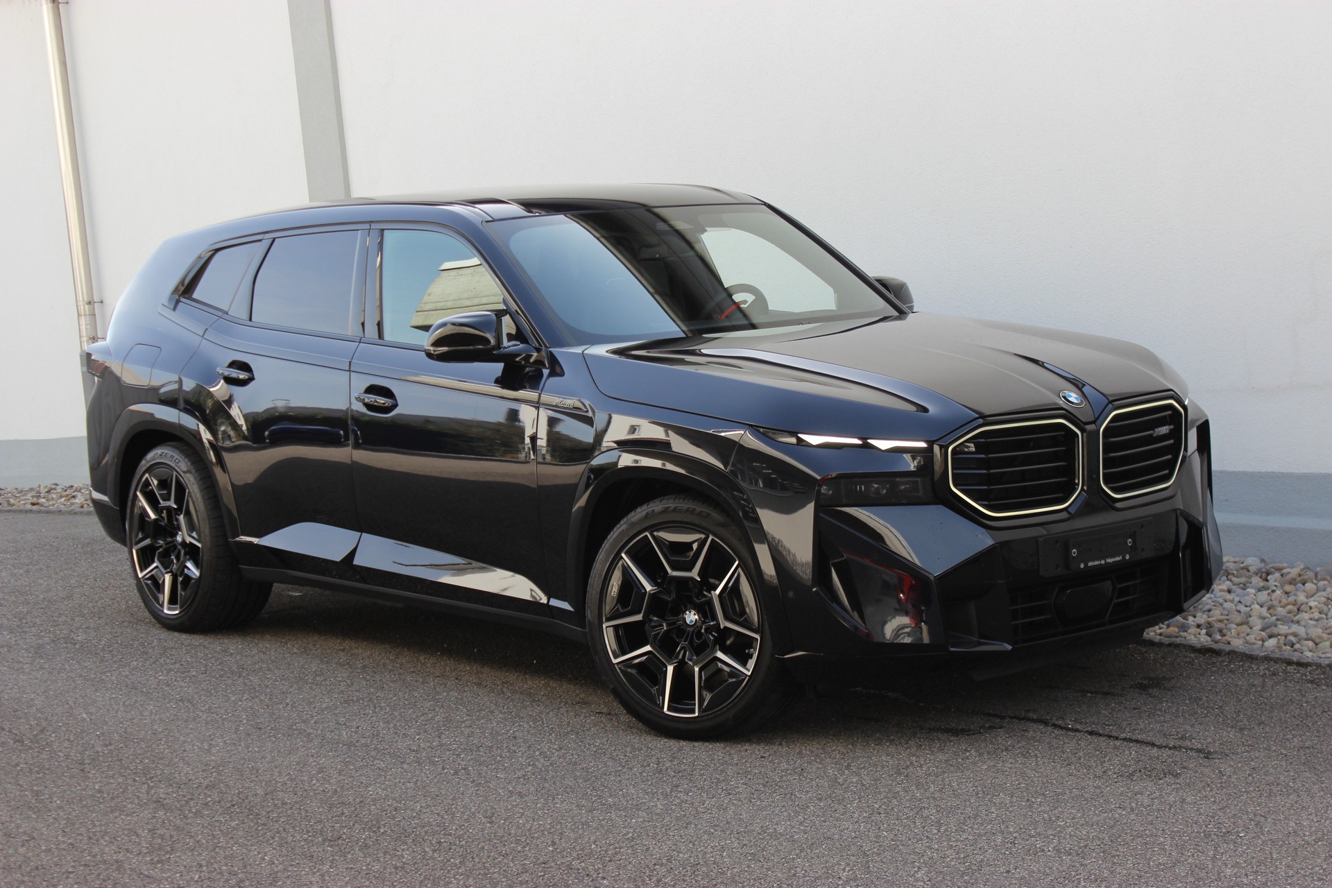 BMW XM xDrive 50e *Bowers & Wilkins Diamond Surround Sound System*-image-2