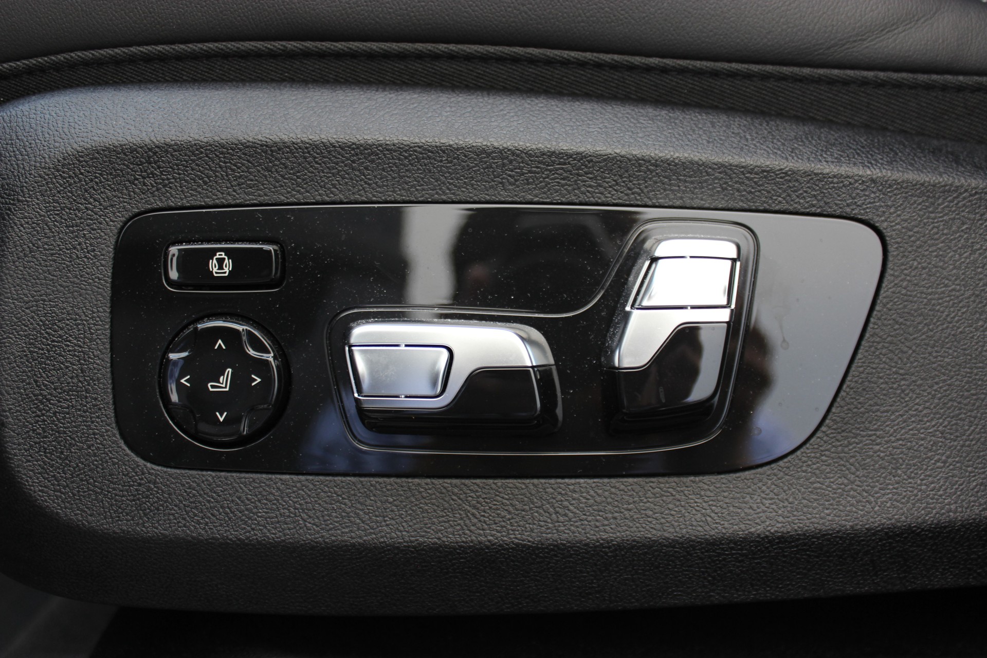 BMW XM xDrive 50e *Bowers & Wilkins Diamond Surround Sound System*-image-8