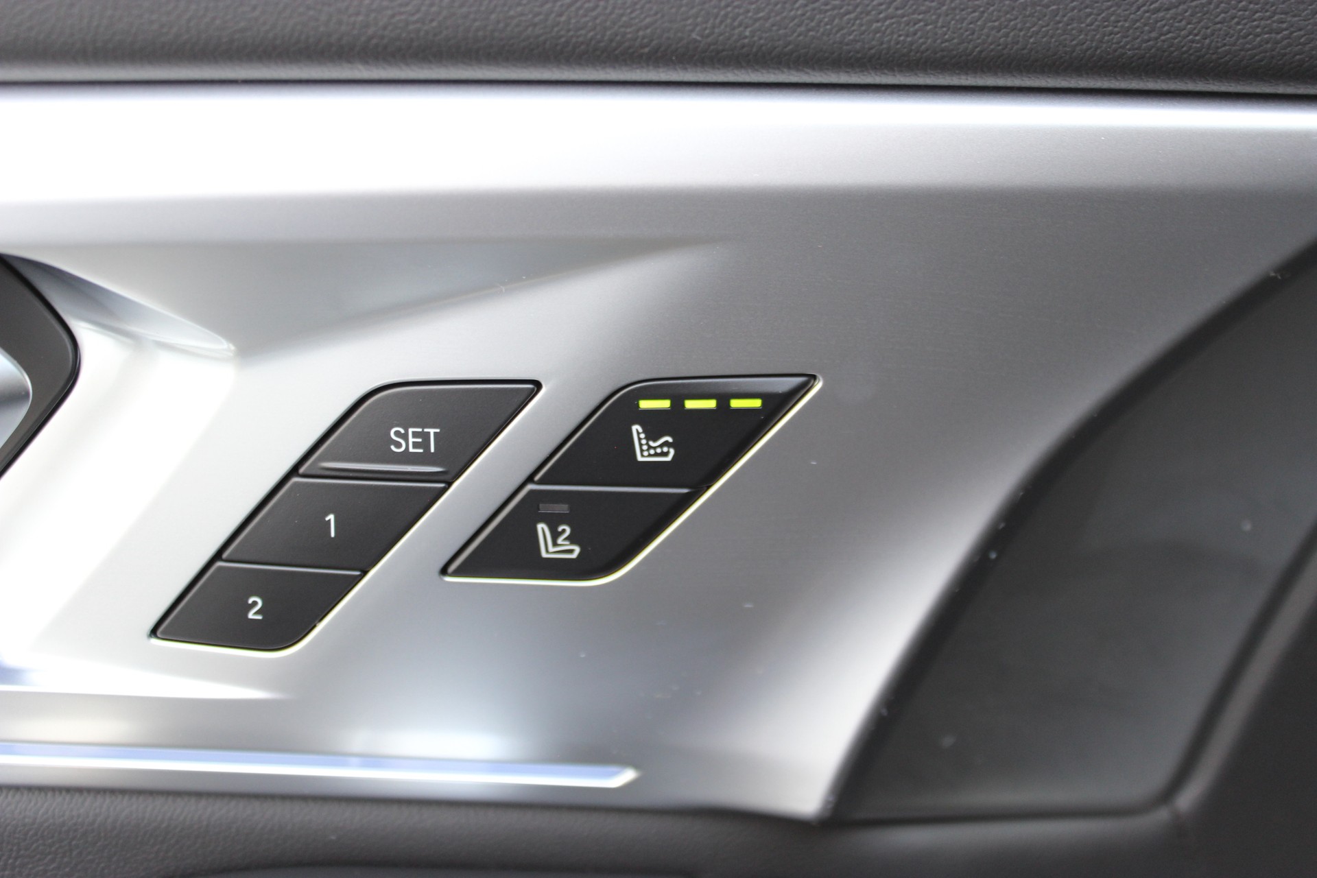 BMW XM xDrive 50e *Bowers & Wilkins Diamond Surround Sound System*-image-7