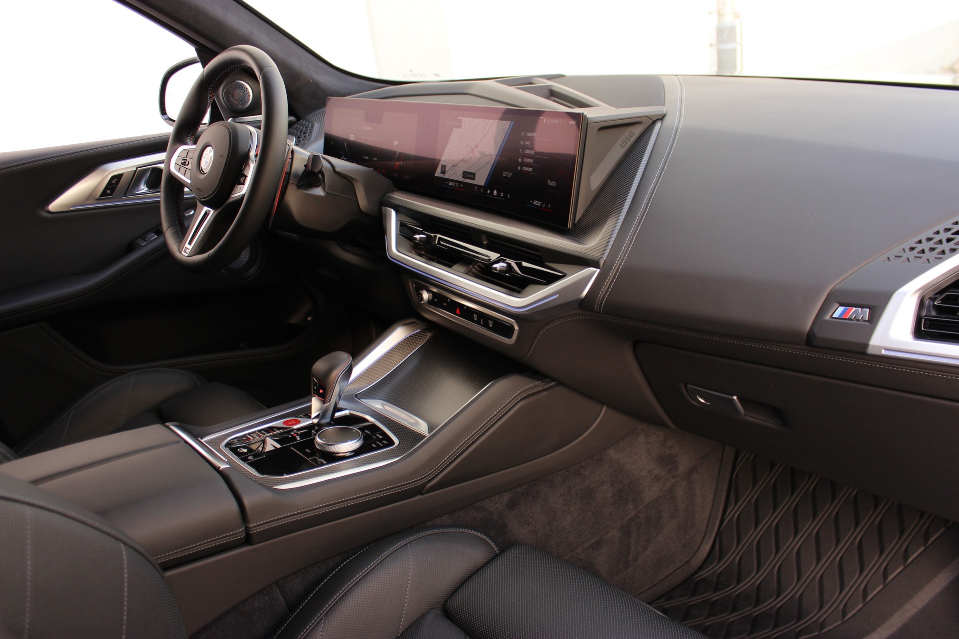 BMW XM xDrive 50e *Bowers & Wilkins Diamond Surround Sound System*-image-1