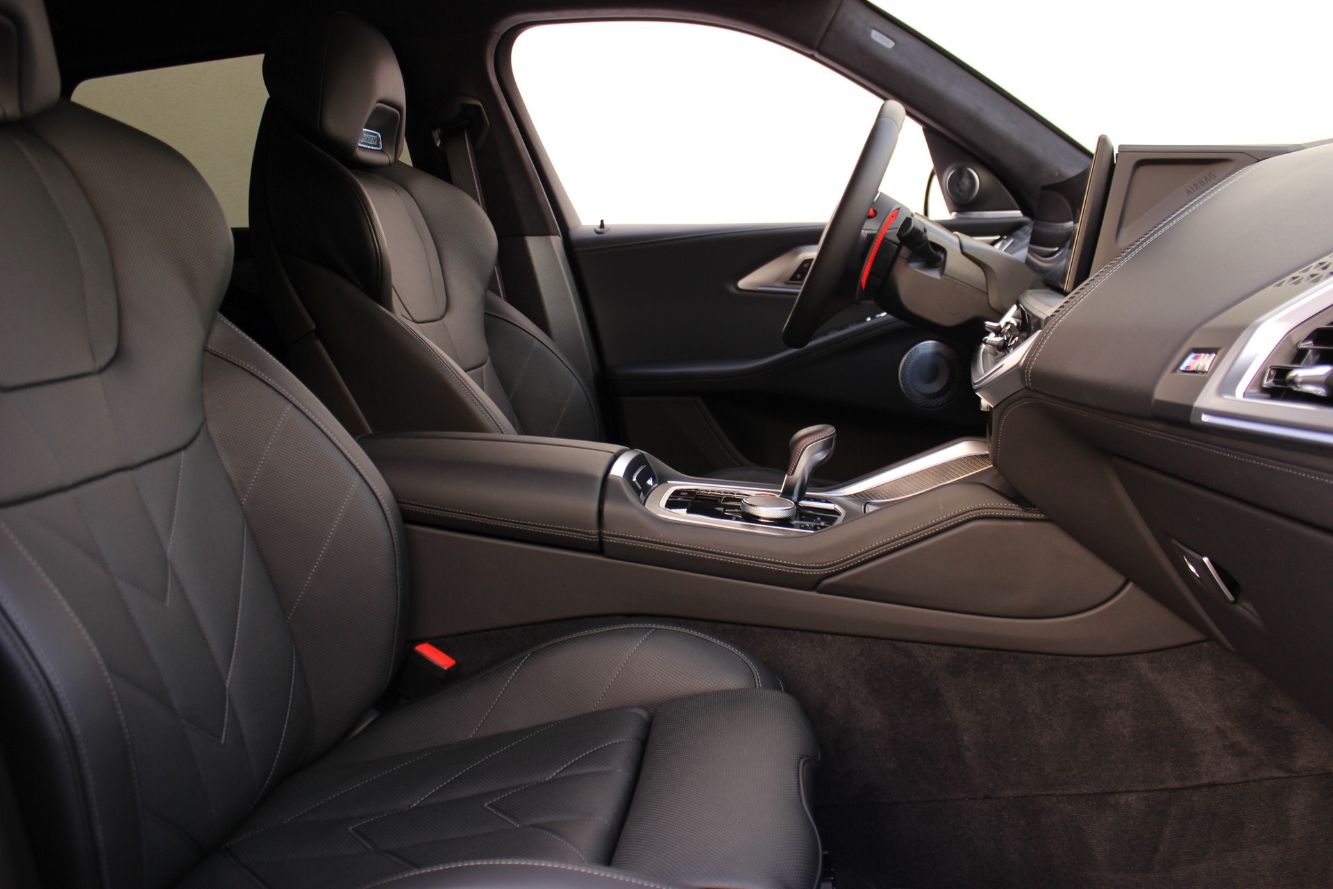 BMW XM xDrive 50e *Bowers & Wilkins Diamond Surround Sound System*-image-3