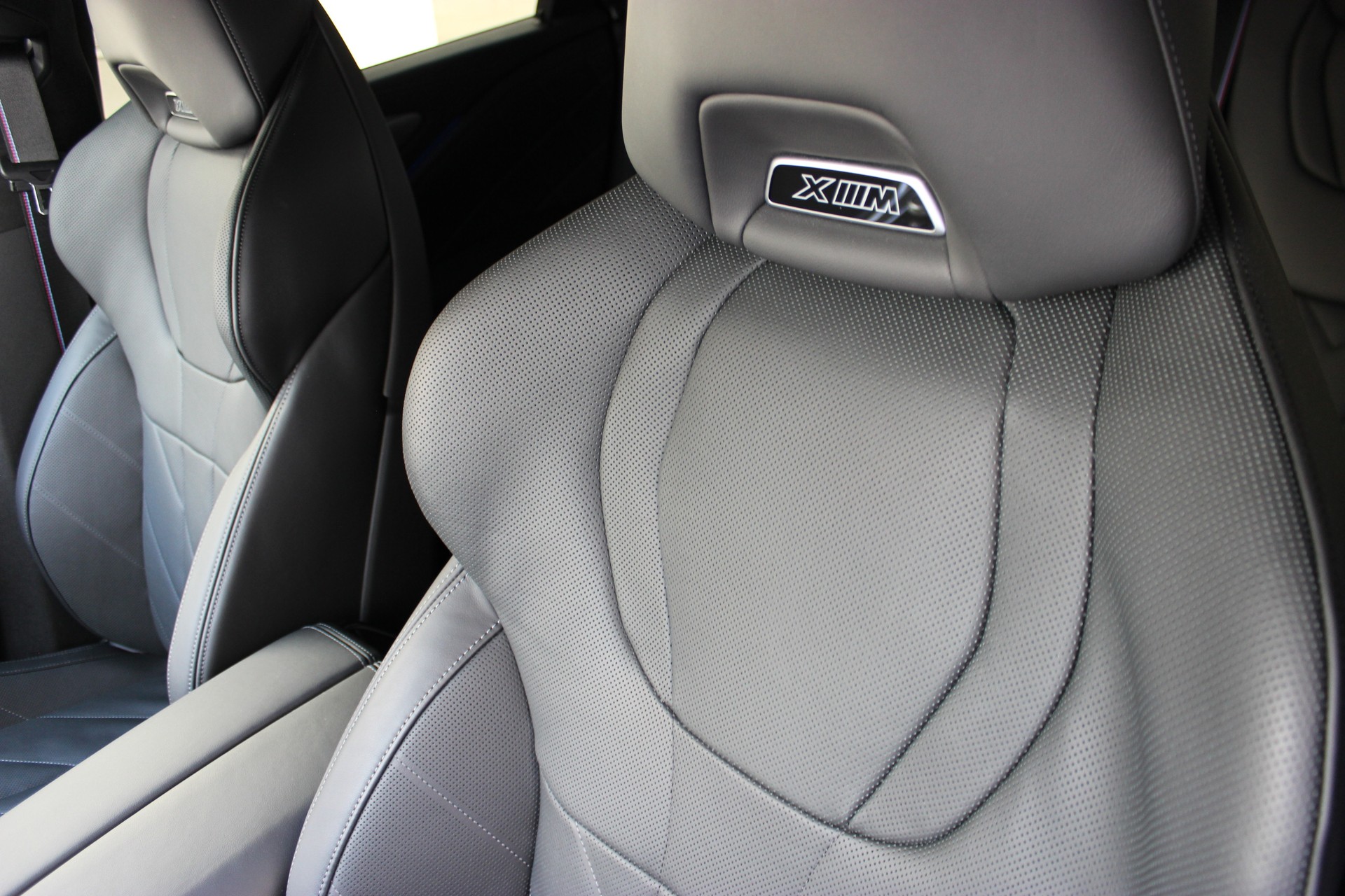 BMW XM xDrive 50e *Bowers & Wilkins Diamond Surround Sound System*-image-9