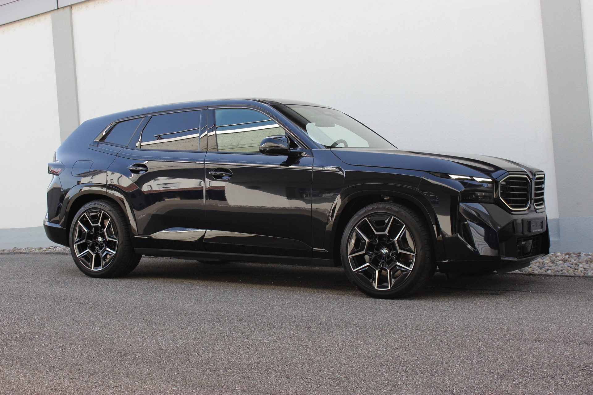 BMW XM xDrive 50e *Bowers & Wilkins Diamond Surround Sound System*-image-4