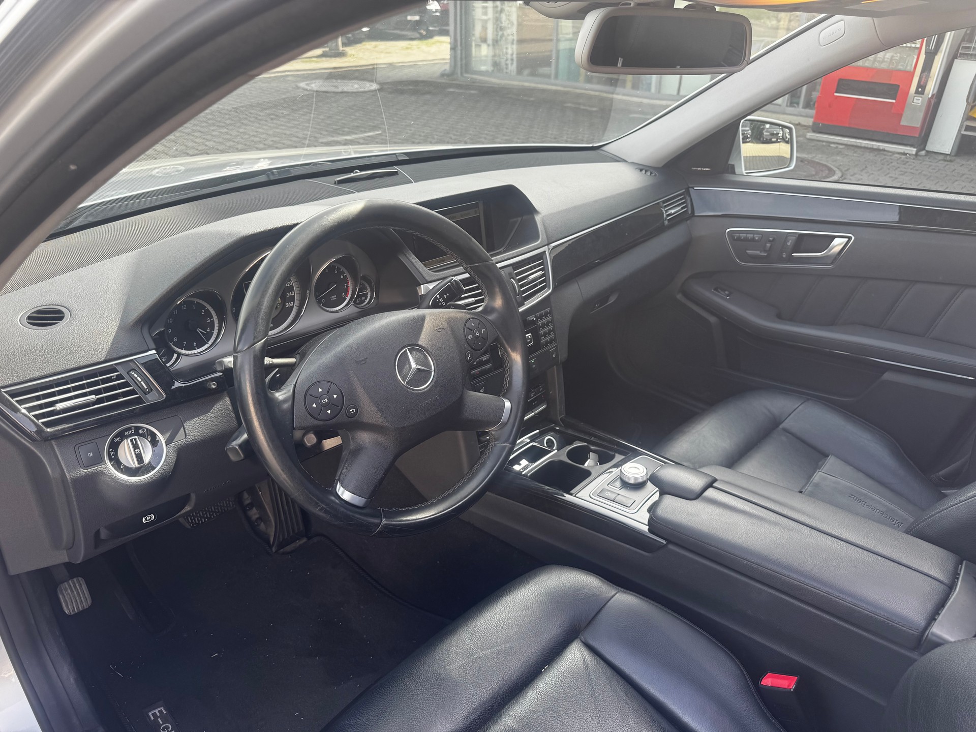 MERCEDES-BENZ E 350 CGI BlueEff. Avantgarde 4Matic 7G-Tronic-image-4