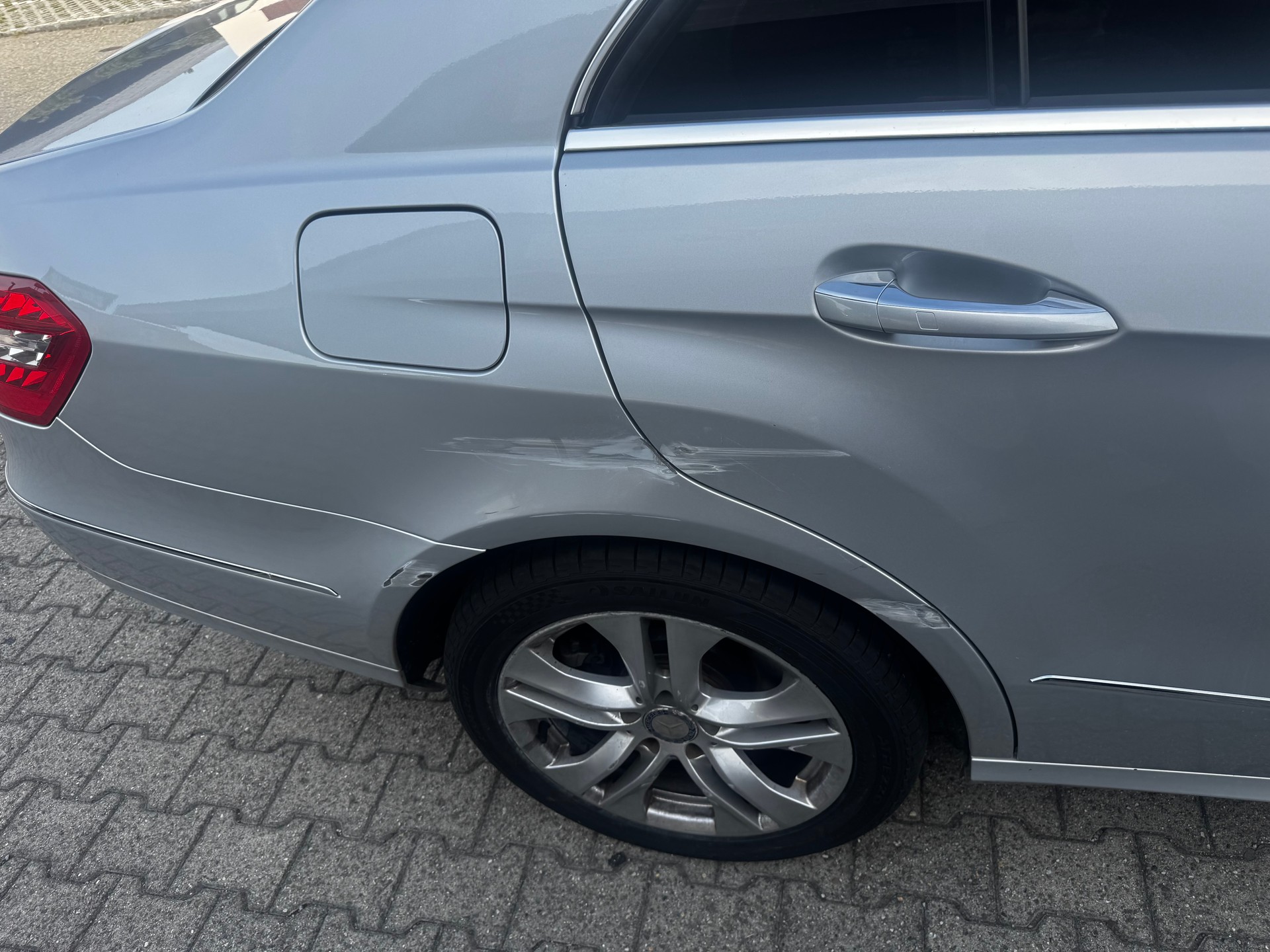 MERCEDES-BENZ E 350 CGI BlueEff. Avantgarde 4Matic 7G-Tronic-image-11