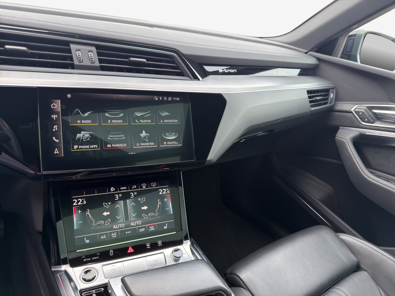 AUDI e-tron 55 S Line Black Edition quattro-image-10