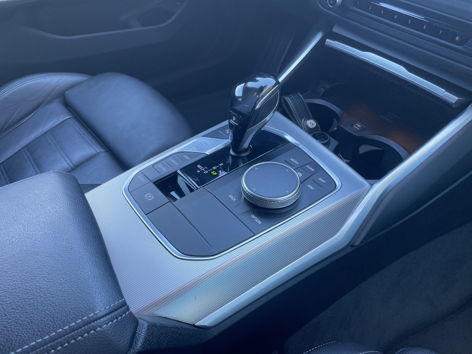 BMW 320d xDrive 48V Touring-image-17
