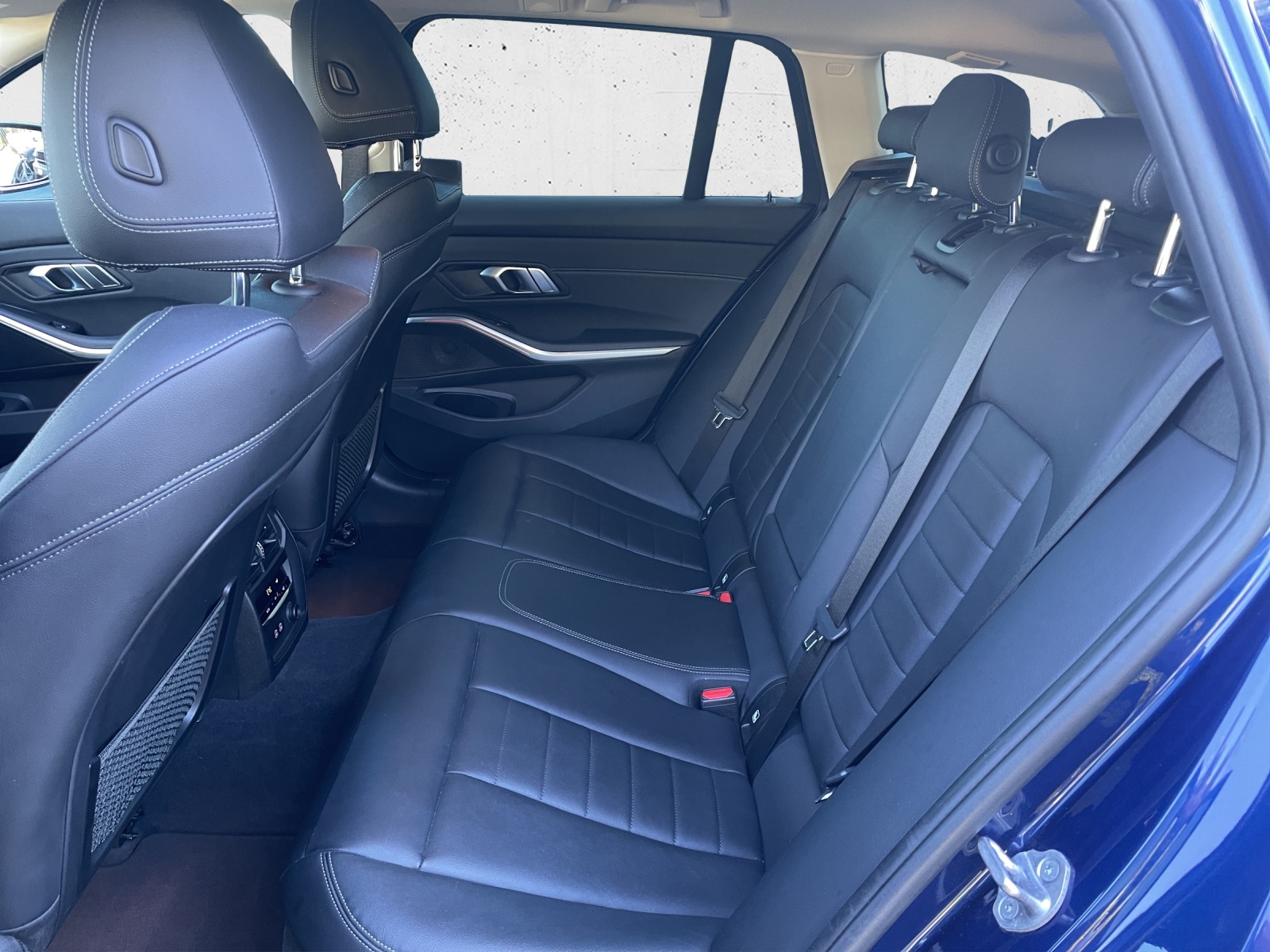 BMW 320d xDrive 48V Touring-image-13
