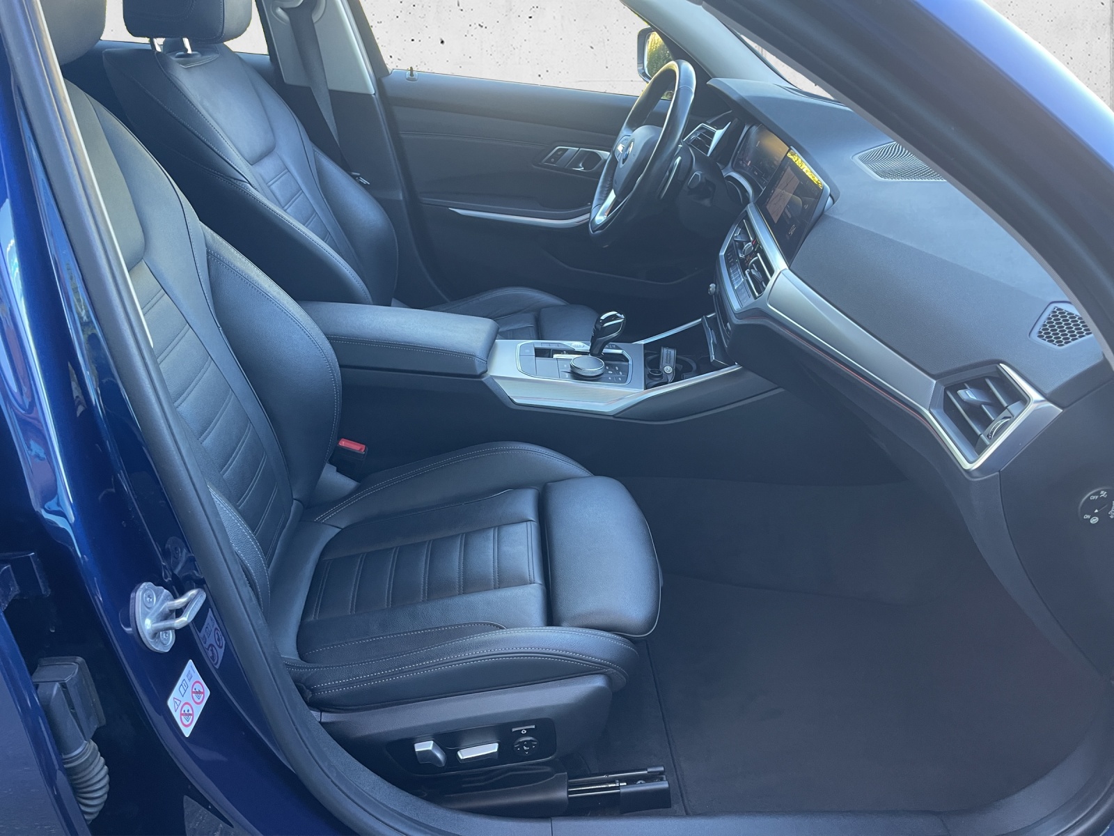BMW 320d xDrive 48V Touring-image-16