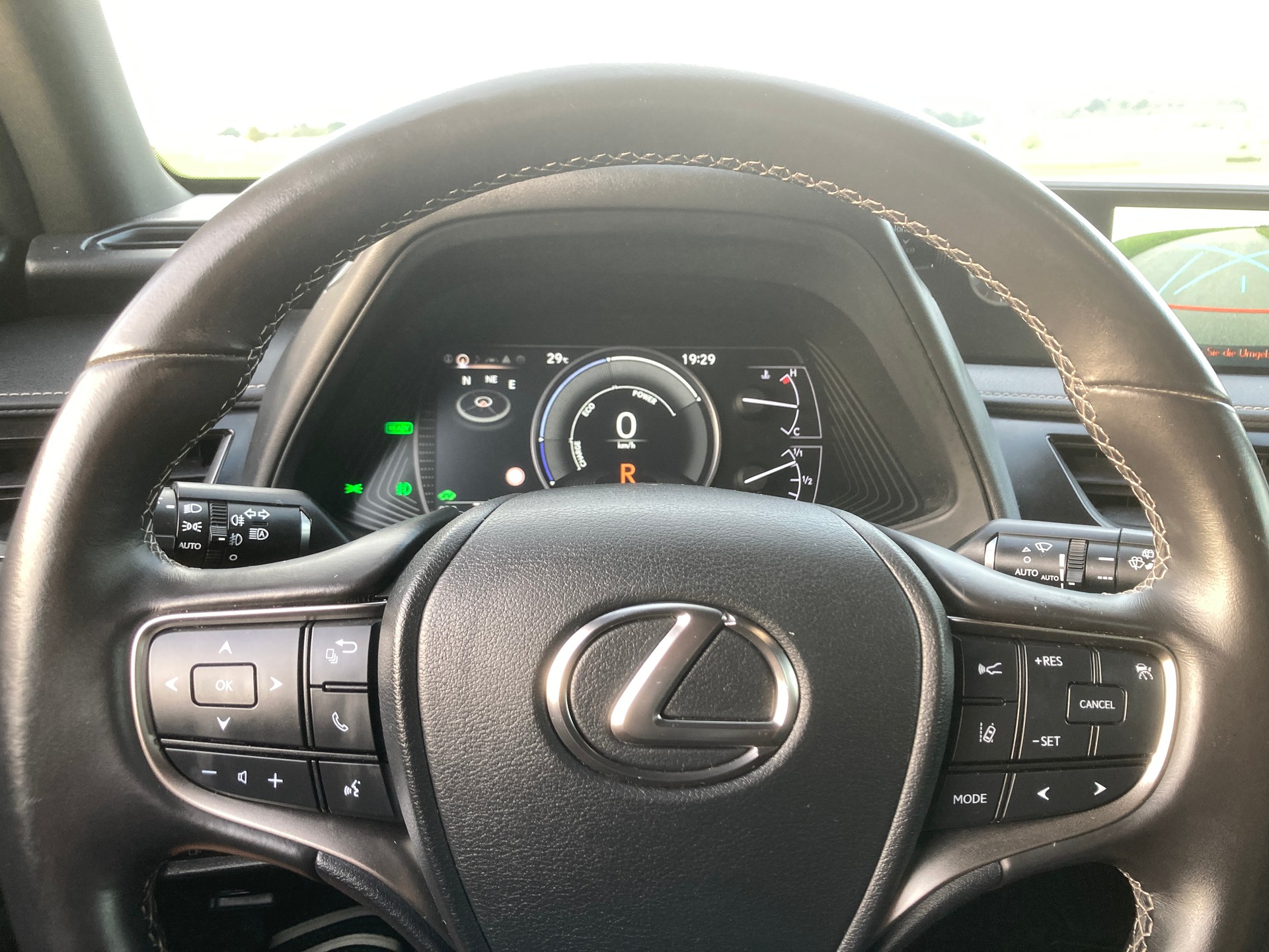 LEXUS UX 250h Impression AWD Automatic-image-12
