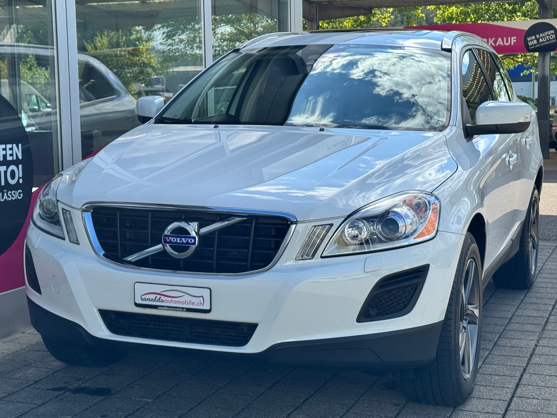 VOLVO XC60 D5 AWD Summum+Aut+Leder mit Memory+Sitzheizung+Navi+Bluettooth+Rückfahrkamera+18"Alu+Winterräder+frisch ab MFK/Service+-image-0