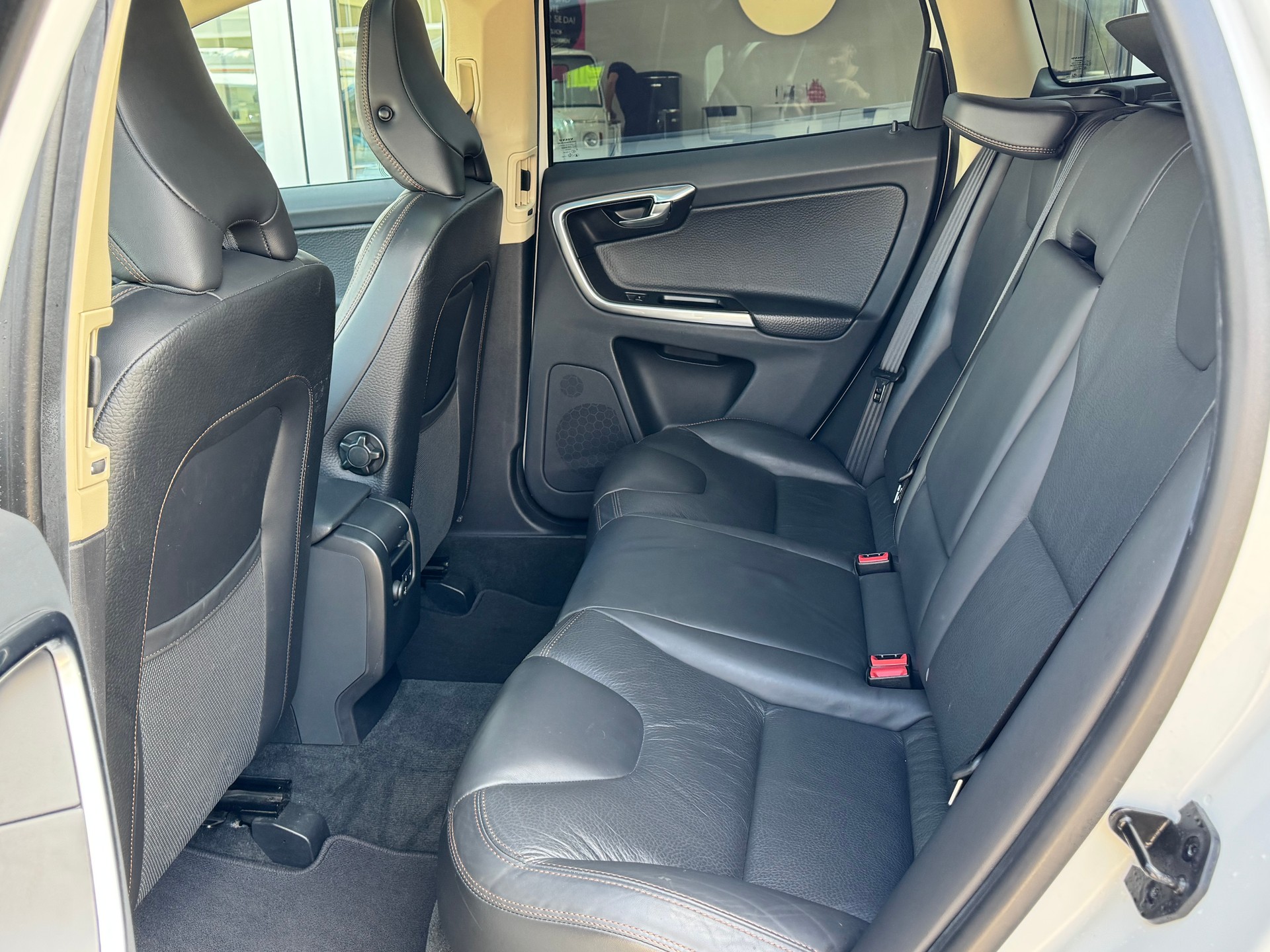 VOLVO XC60 D5 AWD Summum+Aut+Leder mit Memory+Sitzheizung+Navi+Bluettooth+Rückfahrkamera+18"Alu+Winterräder+frisch ab MFK/Service+-image-8