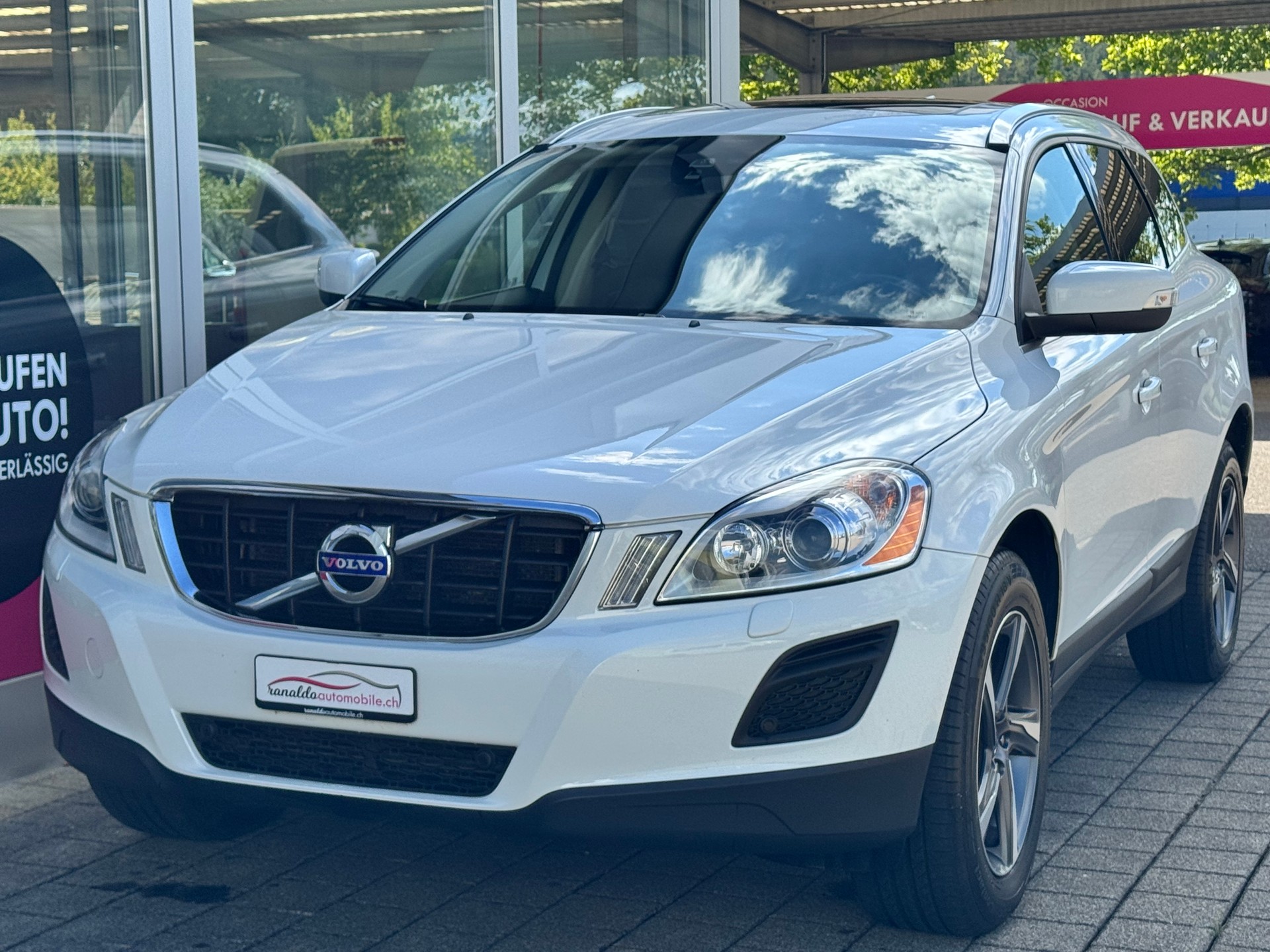VOLVO XC60 D5 AWD Summum+Aut+Leder mit Memory+Sitzheizung+Navi+Bluettooth+Rückfahrkamera+18"Alu+Winterräder+frisch ab MFK/Service+-image-1