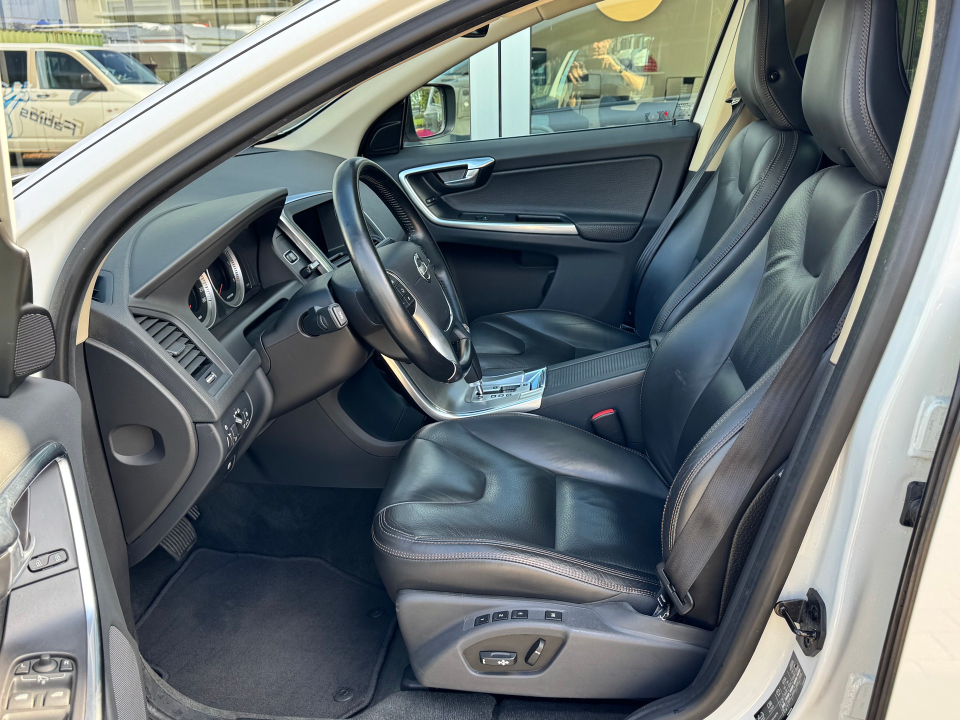 VOLVO XC60 D5 AWD Summum+Aut+Leder mit Memory+Sitzheizung+Navi+Bluettooth+Rückfahrkamera+18"Alu+Winterräder+frisch ab MFK/Service+-image-10