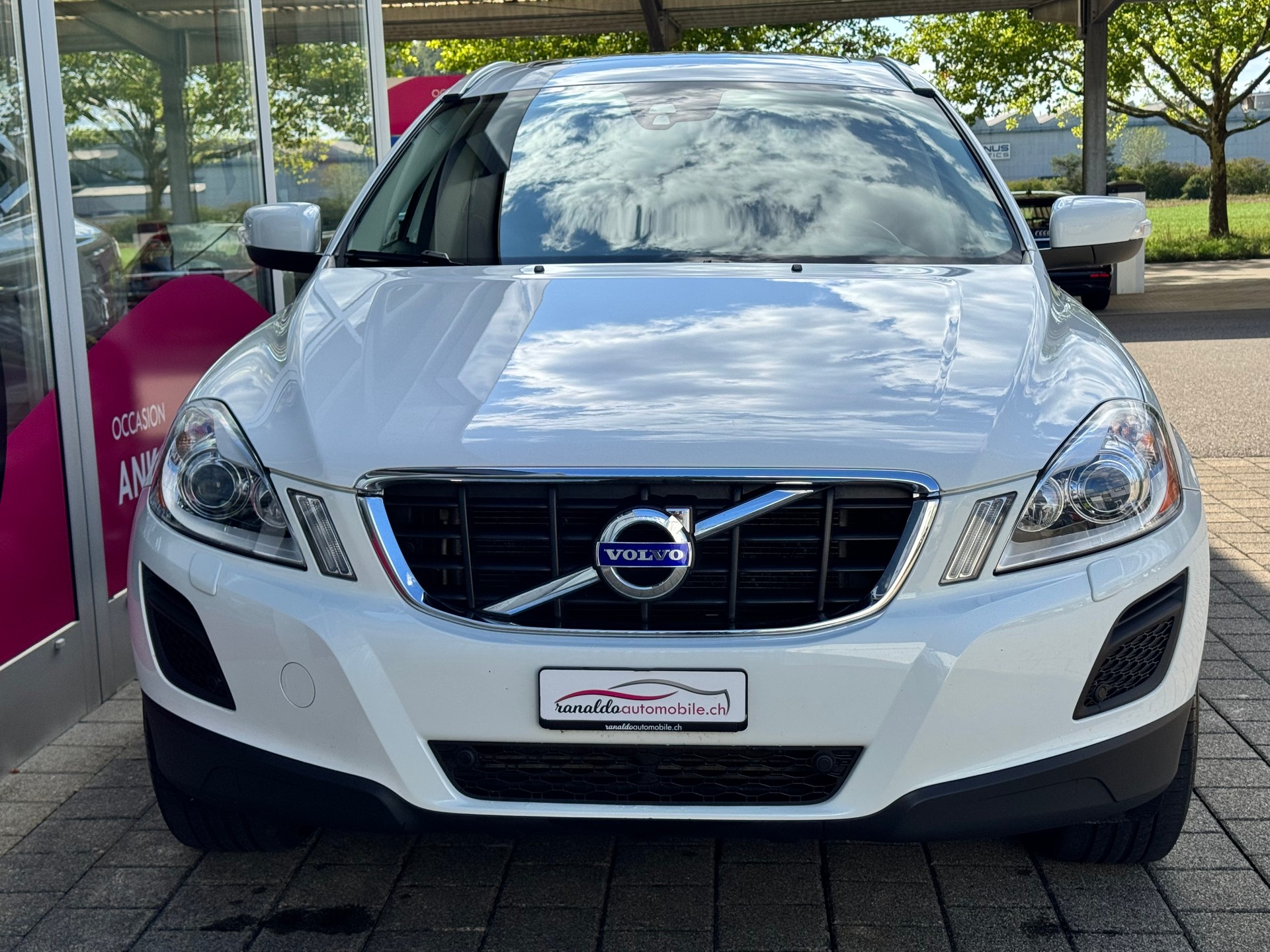 VOLVO XC60 D5 AWD Summum+Aut+Leder mit Memory+Sitzheizung+Navi+Bluettooth+Rückfahrkamera+18"Alu+Winterräder+frisch ab MFK/Service+-image-3