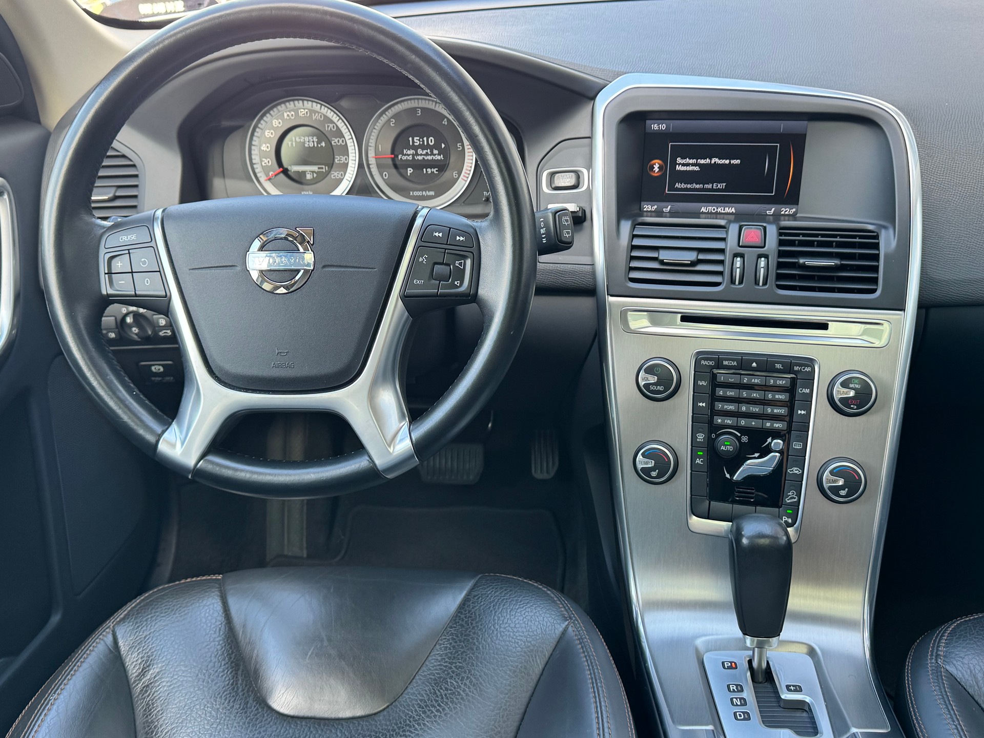 VOLVO XC60 D5 AWD Summum+Aut+Leder mit Memory+Sitzheizung+Navi+Bluettooth+Rückfahrkamera+18"Alu+Winterräder+frisch ab MFK/Service+-image-12