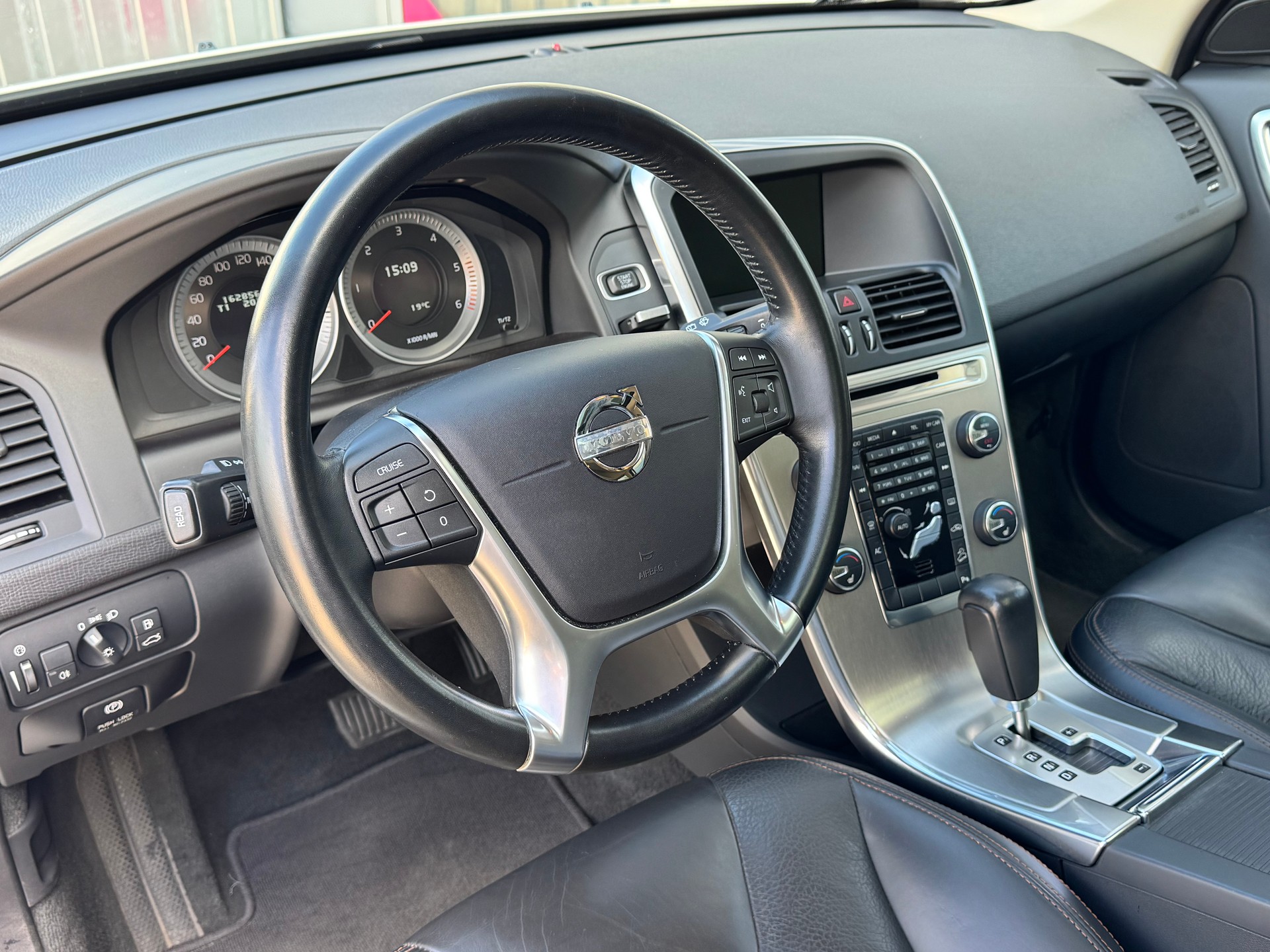 VOLVO XC60 D5 AWD Summum+Aut+Leder mit Memory+Sitzheizung+Navi+Bluettooth+Rückfahrkamera+18"Alu+Winterräder+frisch ab MFK/Service+-image-11