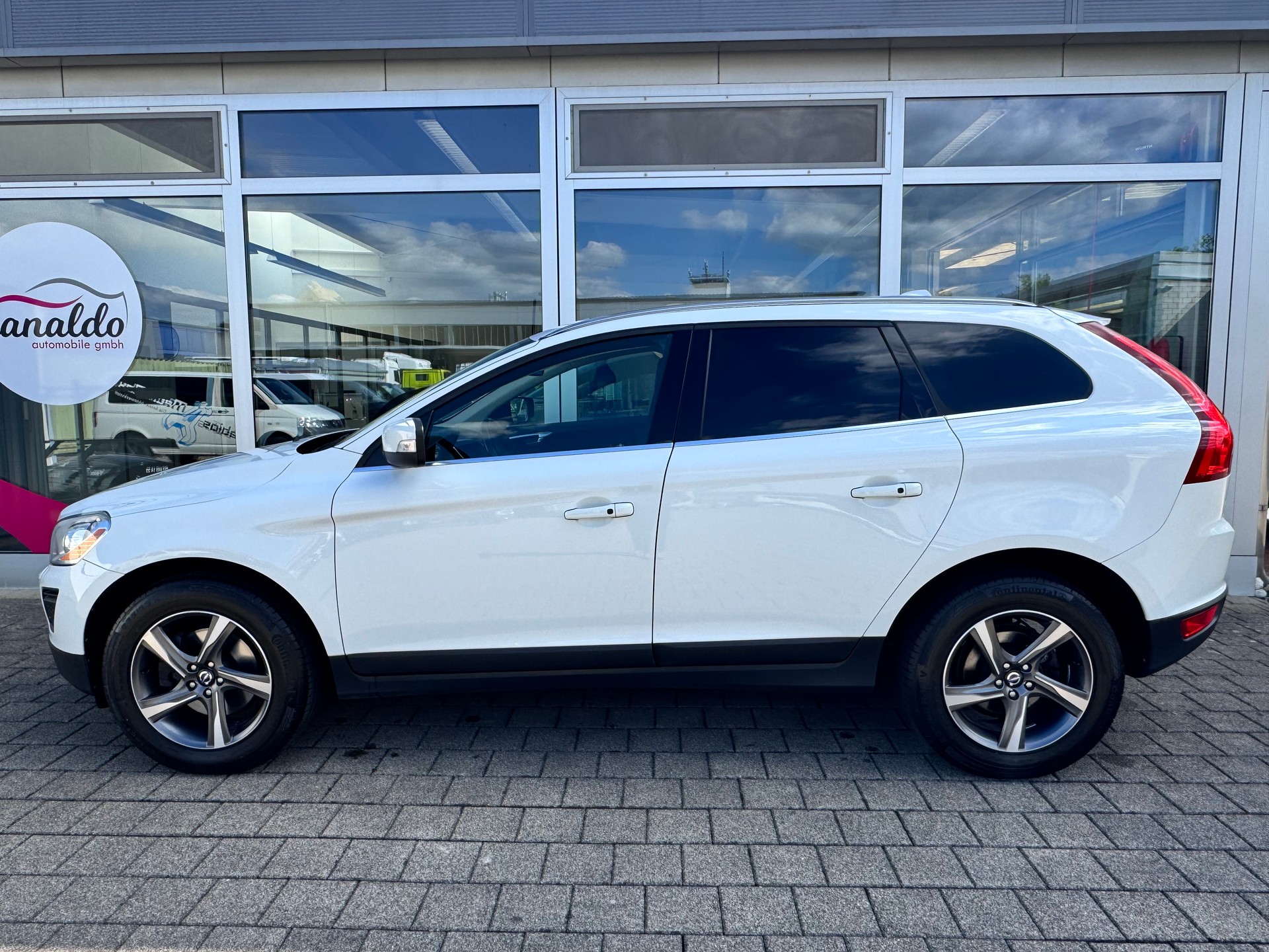 VOLVO XC60 D5 AWD Summum+Aut+Leder mit Memory+Sitzheizung+Navi+Bluettooth+Rückfahrkamera+18"Alu+Winterräder+frisch ab MFK/Service+-image-4