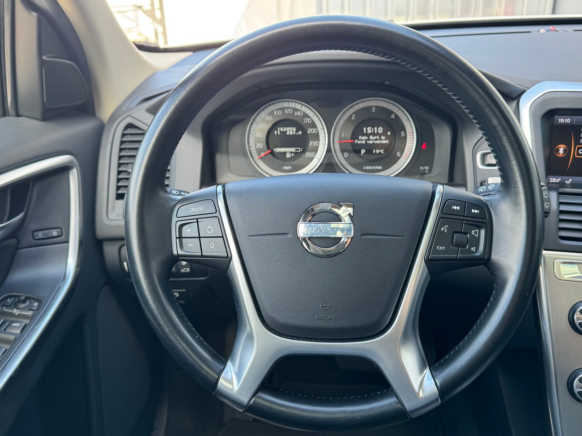 VOLVO XC60 D5 AWD Summum+Aut+Leder mit Memory+Sitzheizung+Navi+Bluettooth+Rückfahrkamera+18"Alu+Winterräder+frisch ab MFK/Service+-image-13
