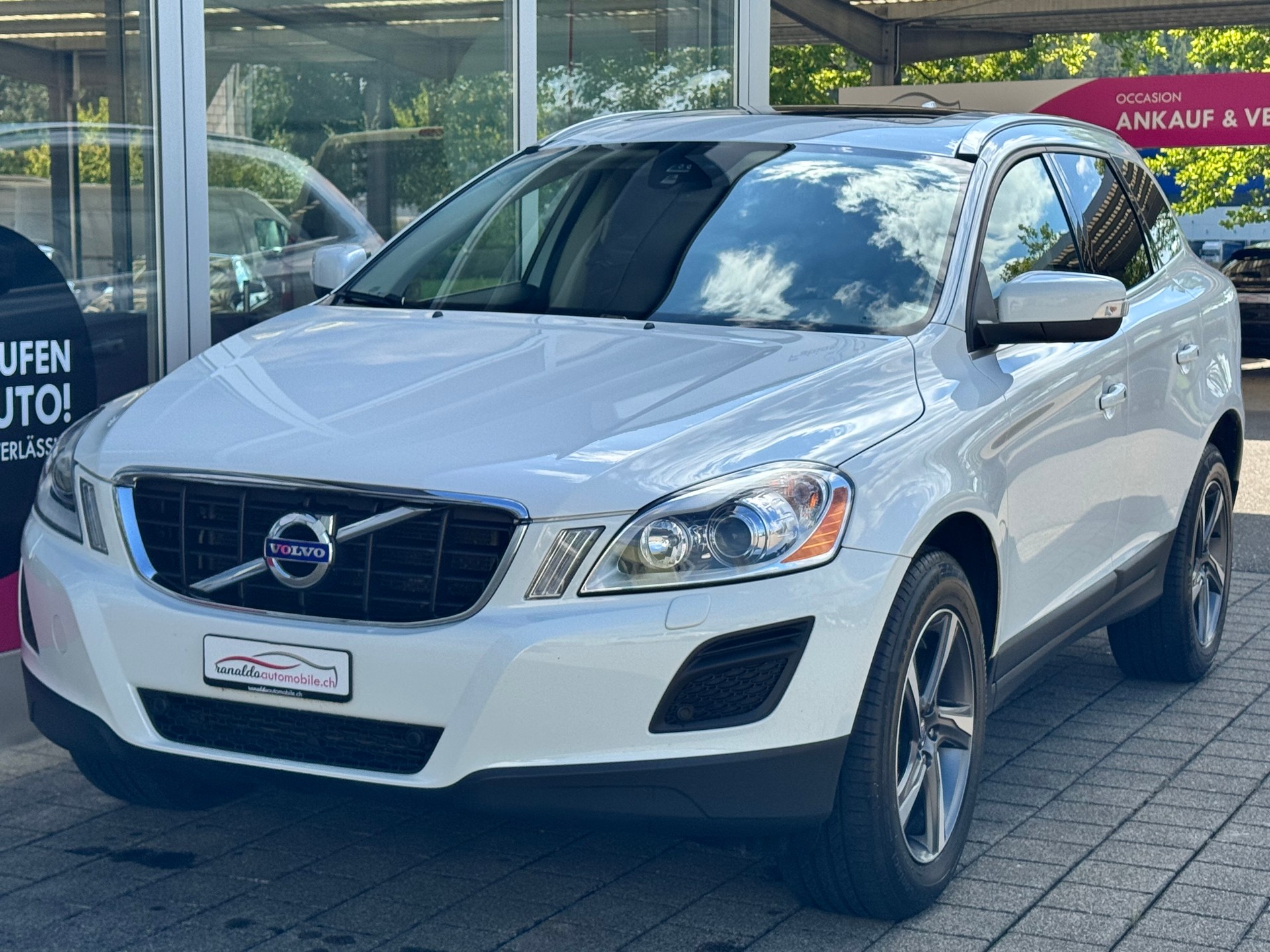 VOLVO XC60 D5 AWD Summum+Aut+Leder mit Memory+Sitzheizung+Navi+Bluettooth+Rückfahrkamera+18"Alu+Winterräder+frisch ab MFK/Service+-image-2