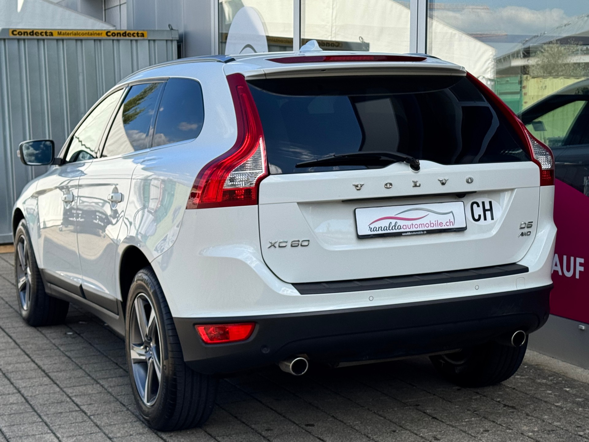 VOLVO XC60 D5 AWD Summum+Aut+Leder mit Memory+Sitzheizung+Navi+Bluettooth+Rückfahrkamera+18"Alu+Winterräder+frisch ab MFK/Service+-image-5