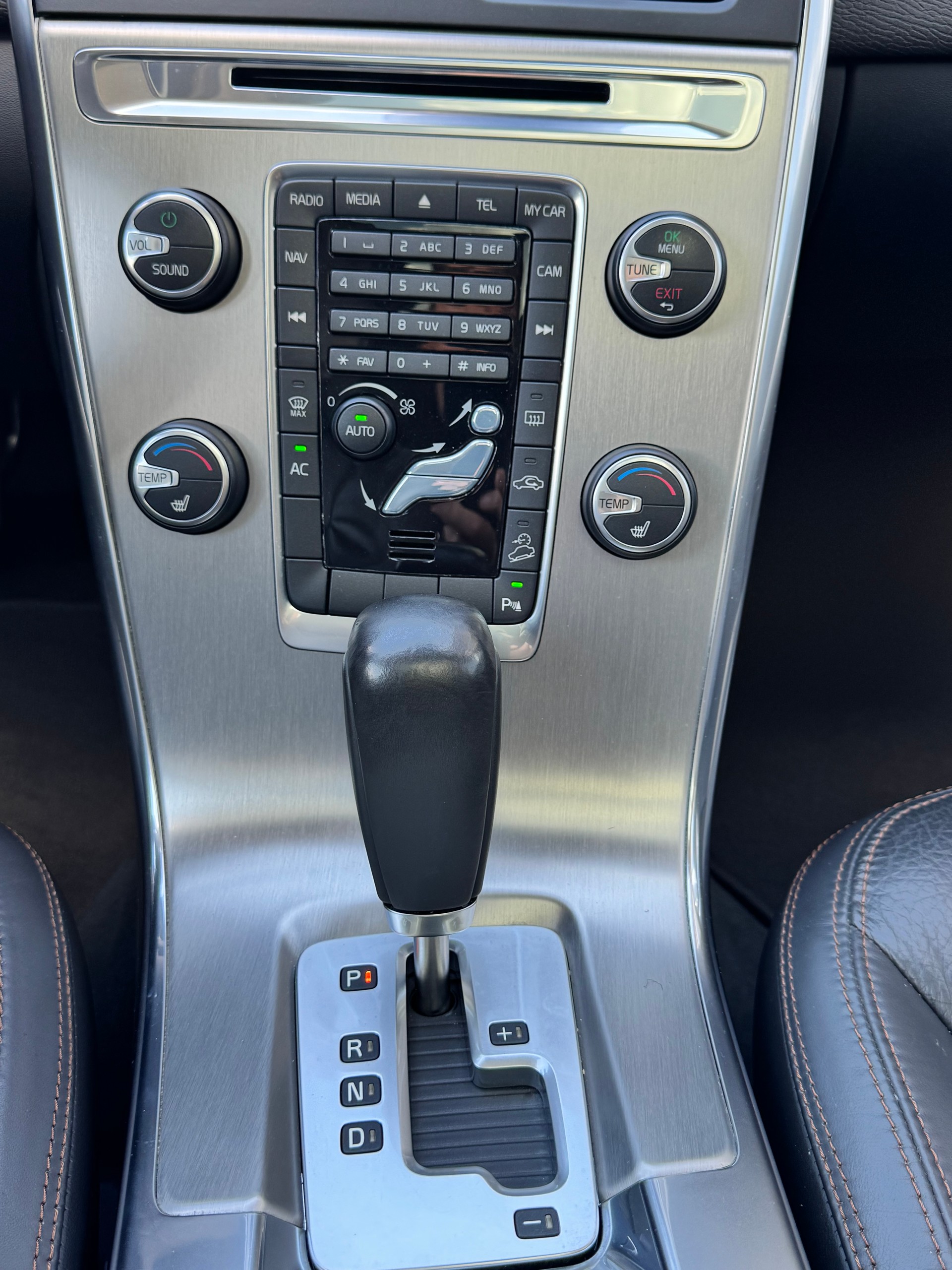 VOLVO XC60 D5 AWD Summum+Aut+Leder mit Memory+Sitzheizung+Navi+Bluettooth+Rückfahrkamera+18"Alu+Winterräder+frisch ab MFK/Service+-image-16