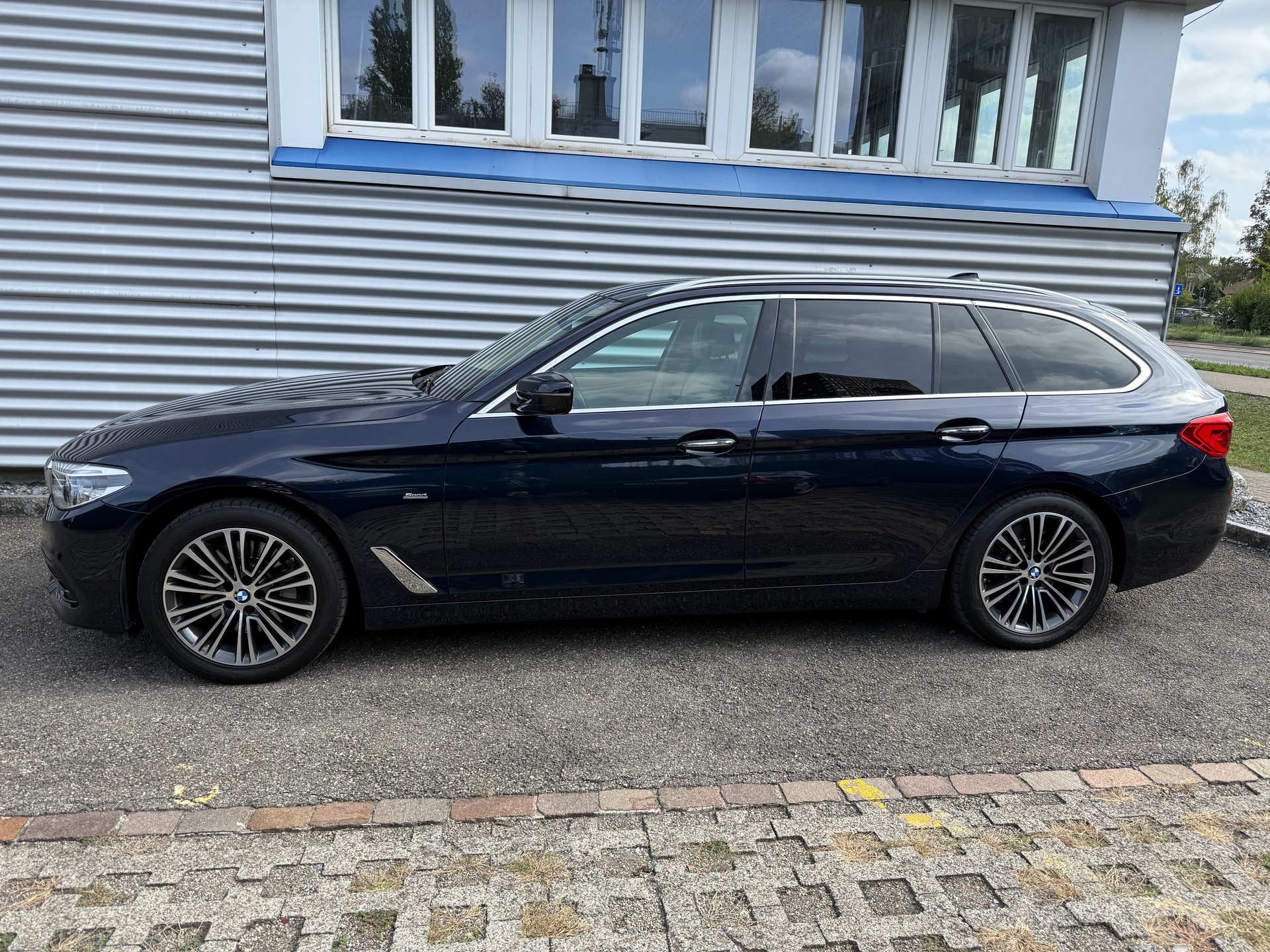 BMW 530d xDrive Touring Sport Line Steptronic Individual-image-2