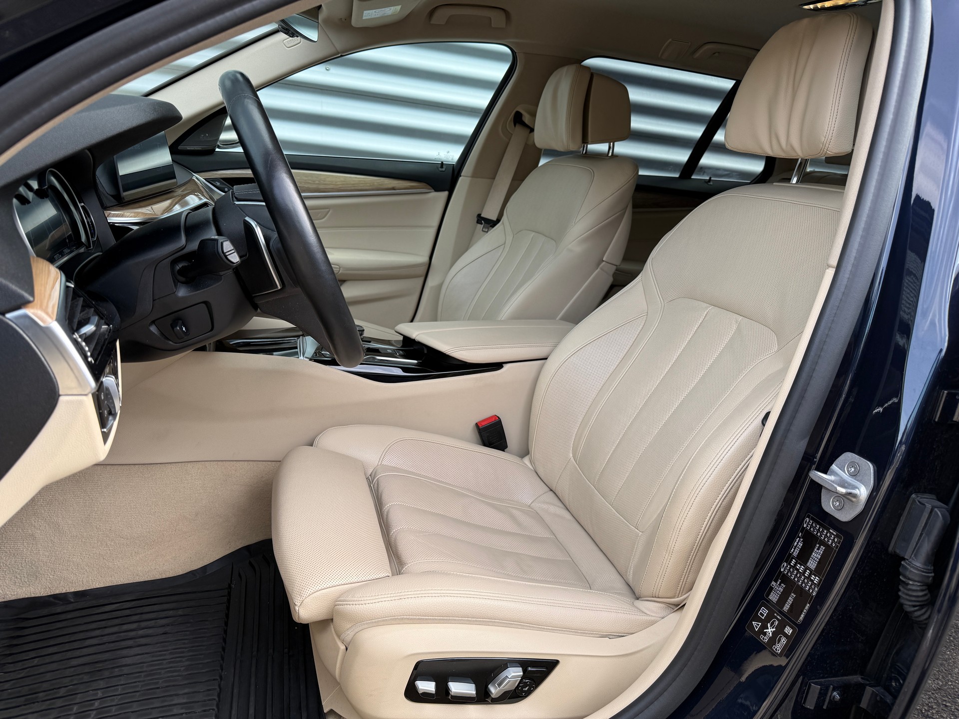 BMW 530d xDrive Touring Sport Line Steptronic Individual-image-15