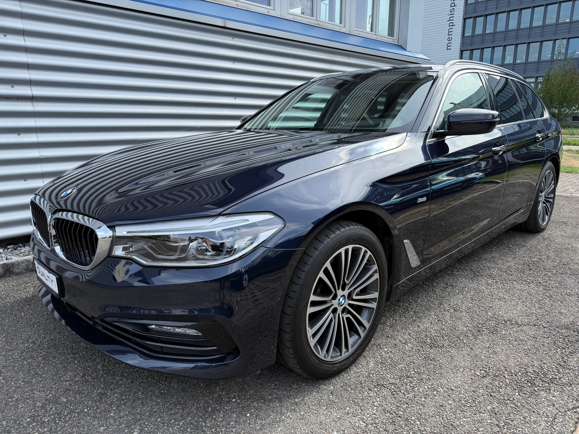 BMW 530d xDrive Touring Sport Line Steptronic Individual-image-14