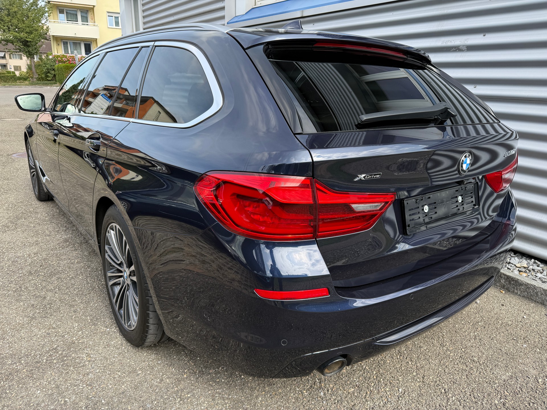 BMW 530d xDrive Touring Sport Line Steptronic Individual-image-1