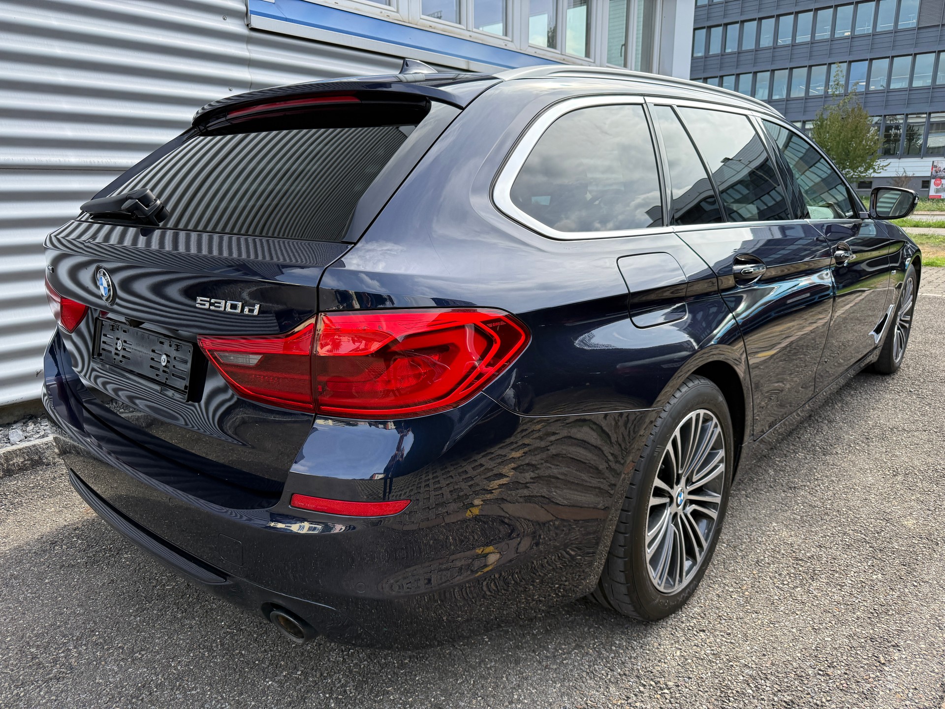 BMW 530d xDrive Touring Sport Line Steptronic Individual-image-12