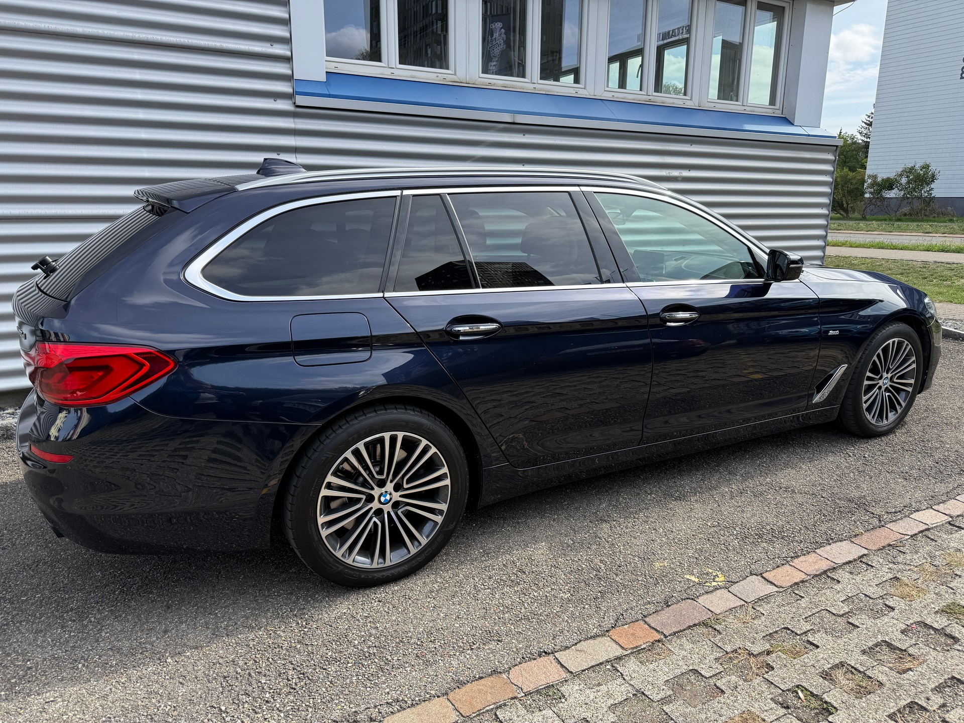 BMW 530d xDrive Touring Sport Line Steptronic Individual-image-13