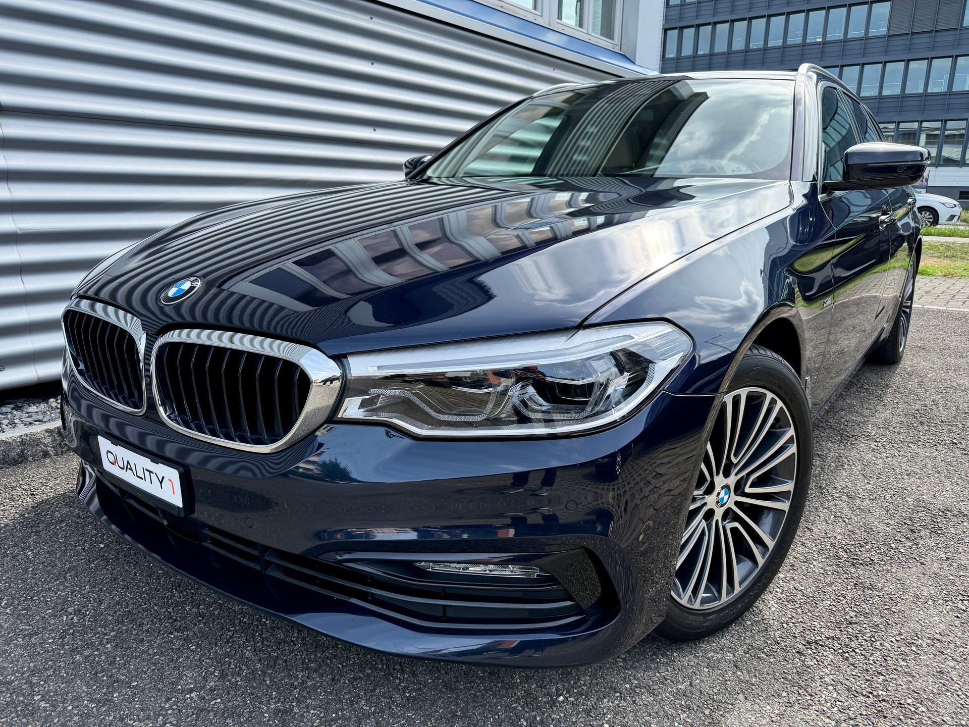 BMW 530d xDrive Touring Sport Line Steptronic Individual-image-0