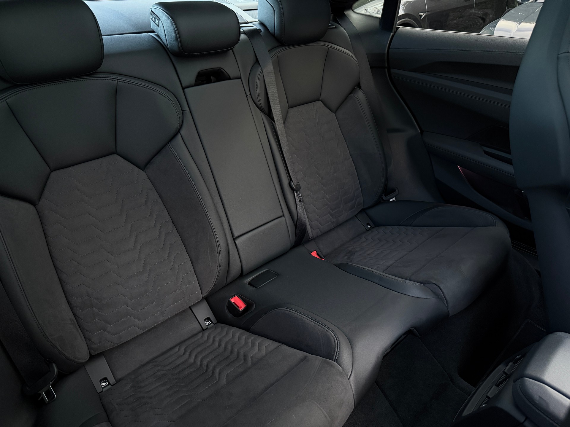 AUDI RS e-tron GT quattro 599PS Black&Black-image-28