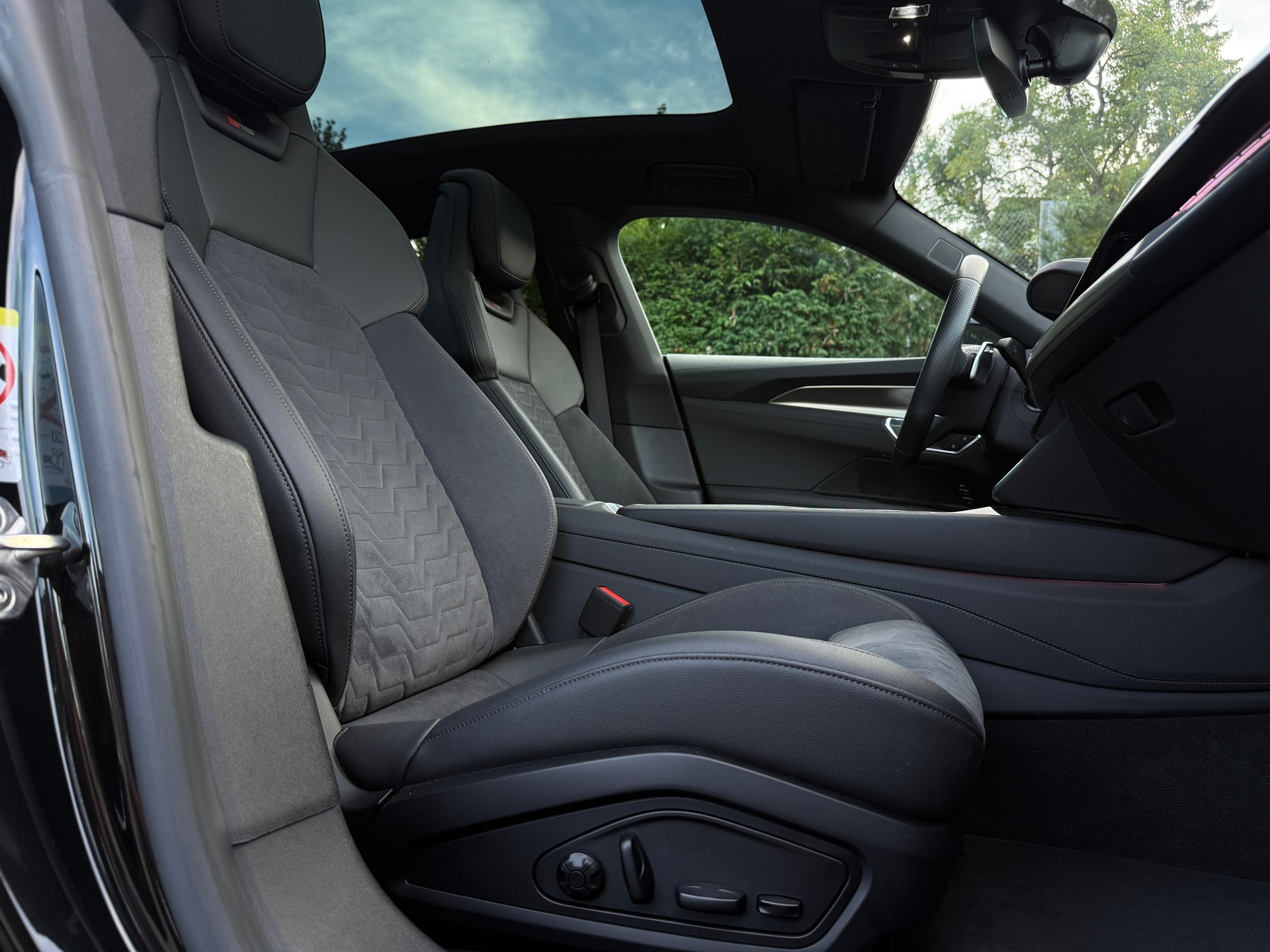 AUDI RS e-tron GT quattro 599PS Black&Black-image-25