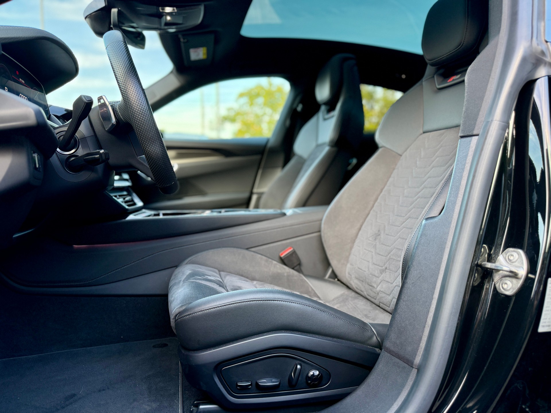 AUDI RS e-tron GT quattro 599PS Black&Black-image-9