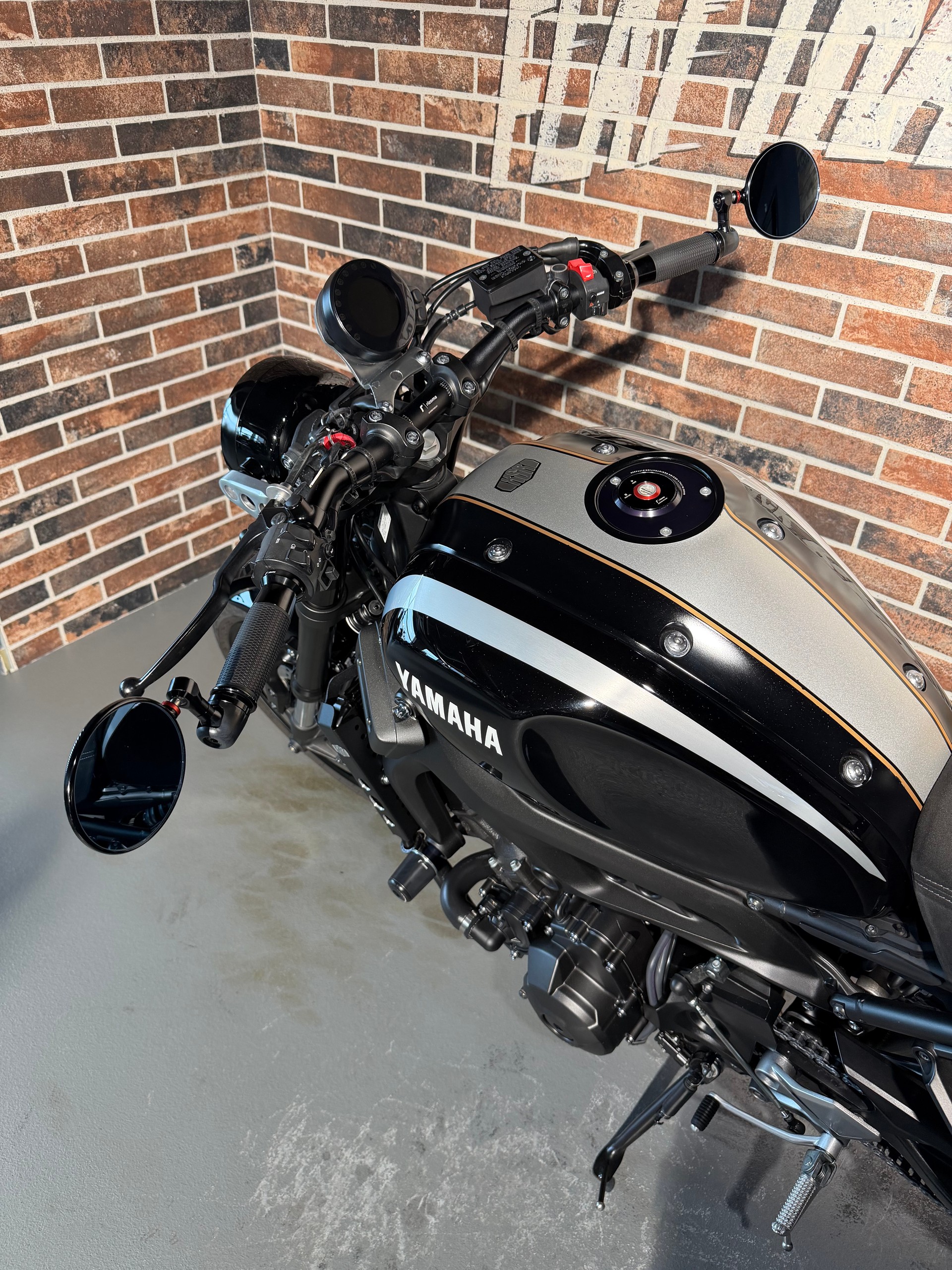 YAMAHA XSR 900-showroom-element-2