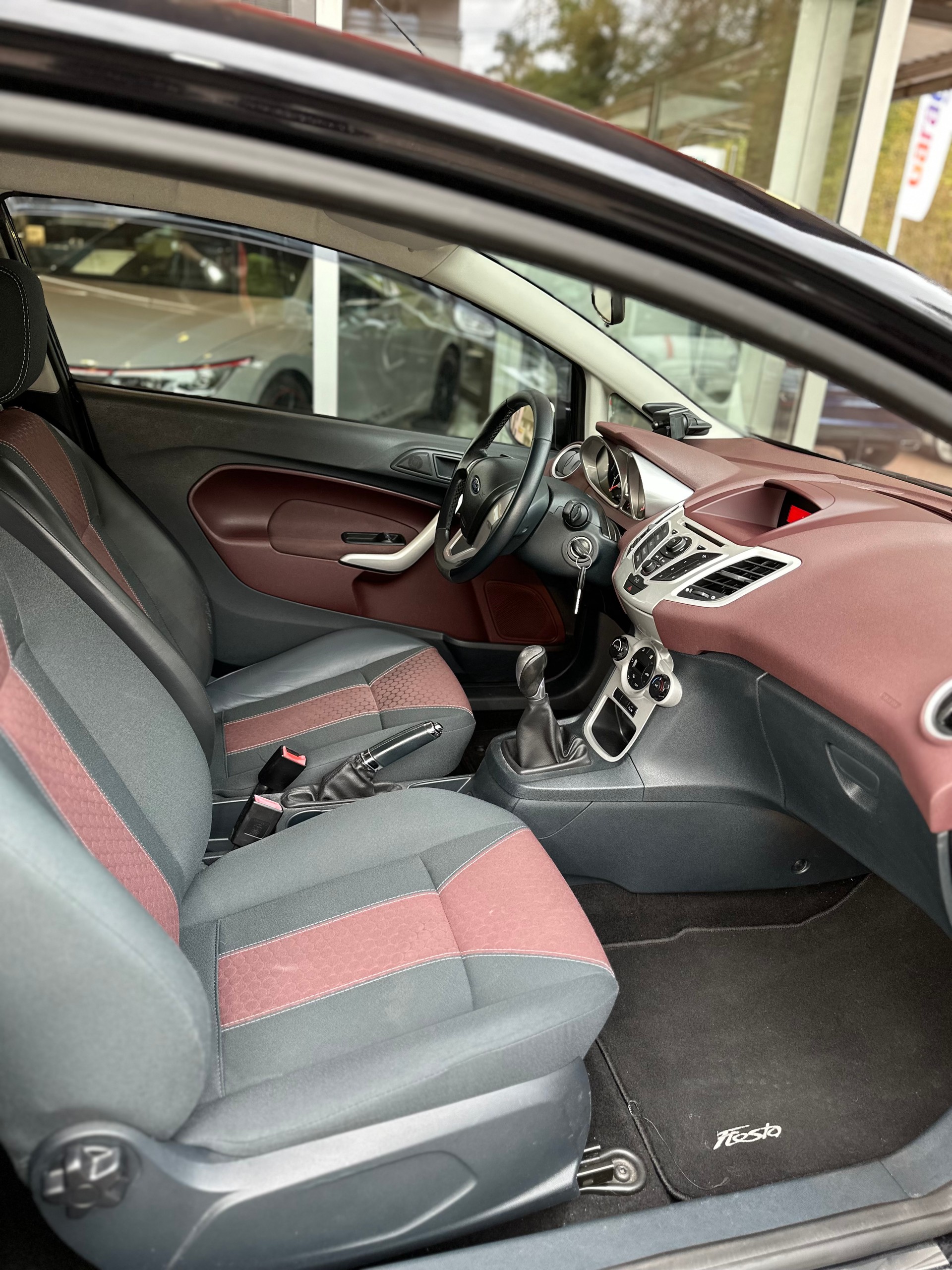 FORD Fiesta 1.6 16V Titanium-image-8