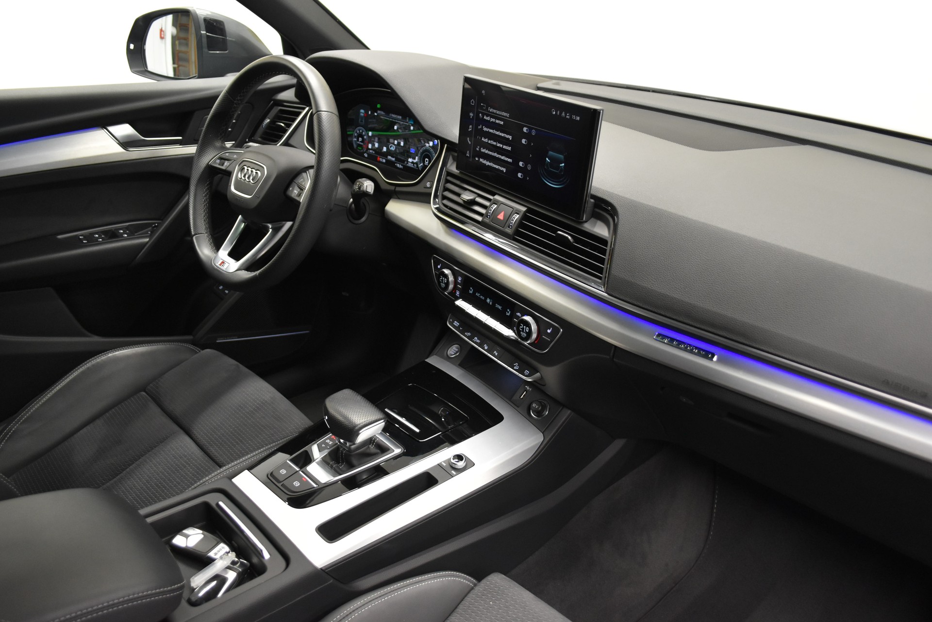AUDI Q5 55 TFSI e PHEV S line quattro S-tronic-image-3