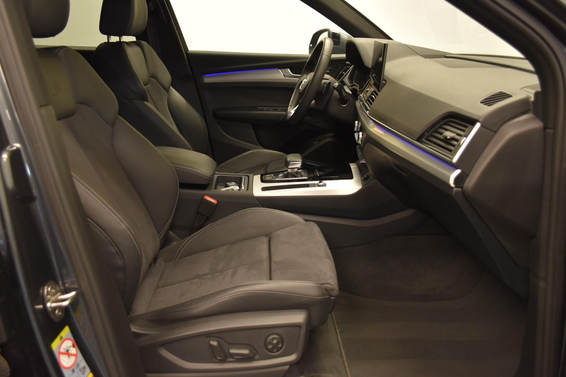 AUDI Q5 55 TFSI e PHEV S line quattro S-tronic-image-2