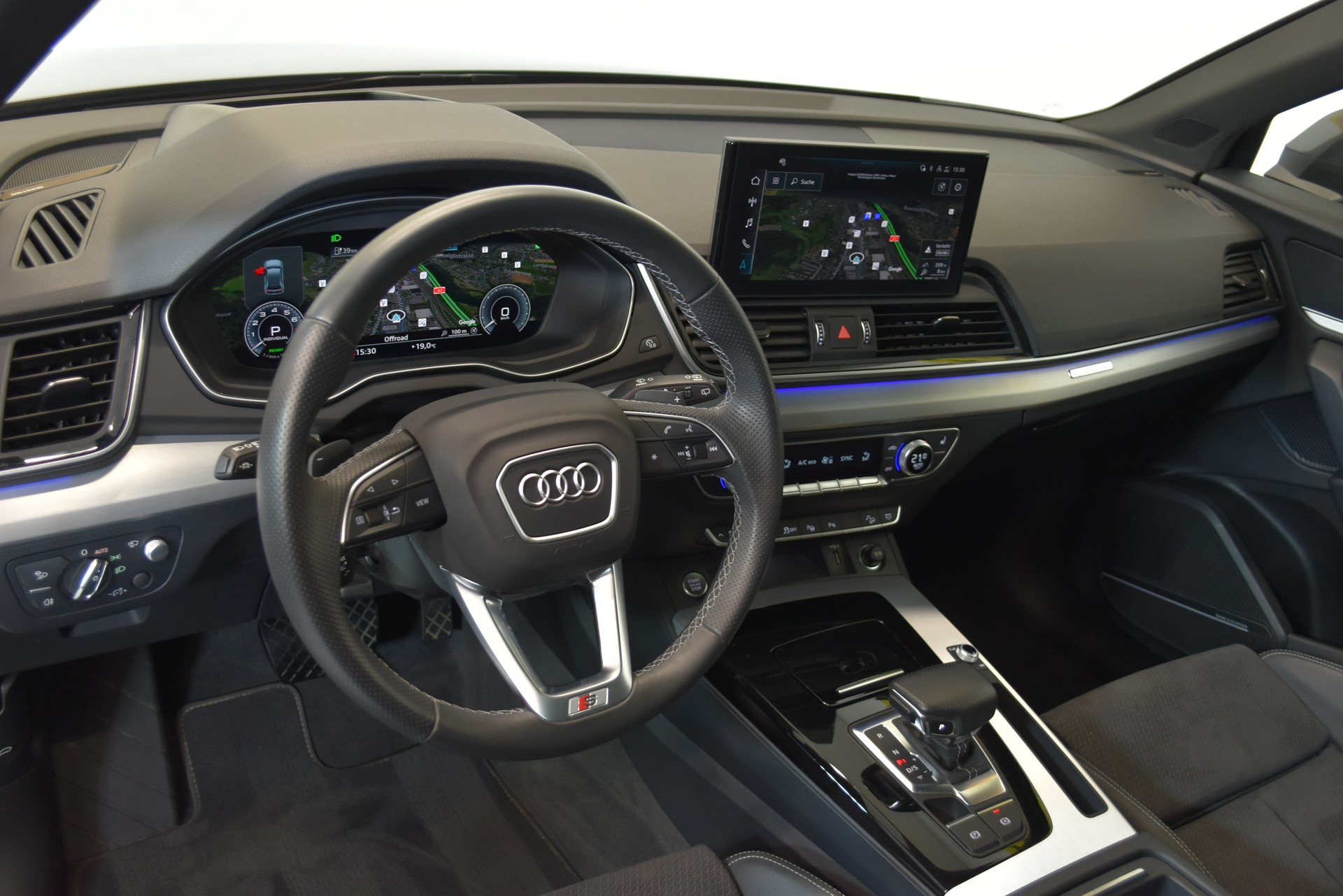 AUDI Q5 55 TFSI e PHEV S line quattro S-tronic-image-5