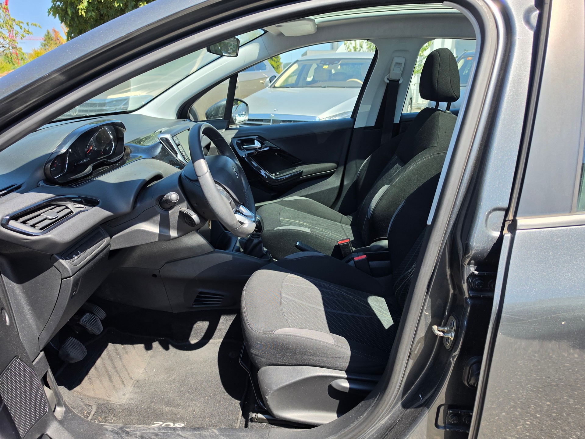 PEUGEOT 208 1.2 VTI Active-image-9
