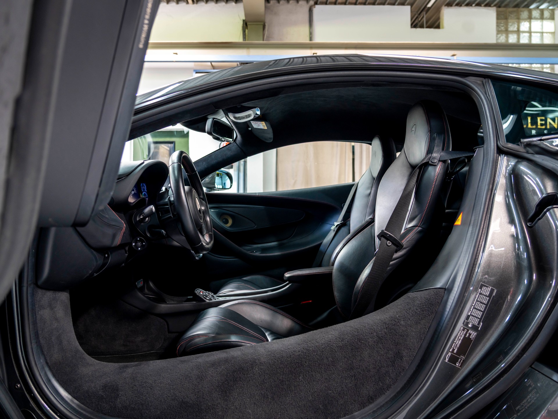 McLAREN 570S Coupé 3.8 V8 SSG-image-16