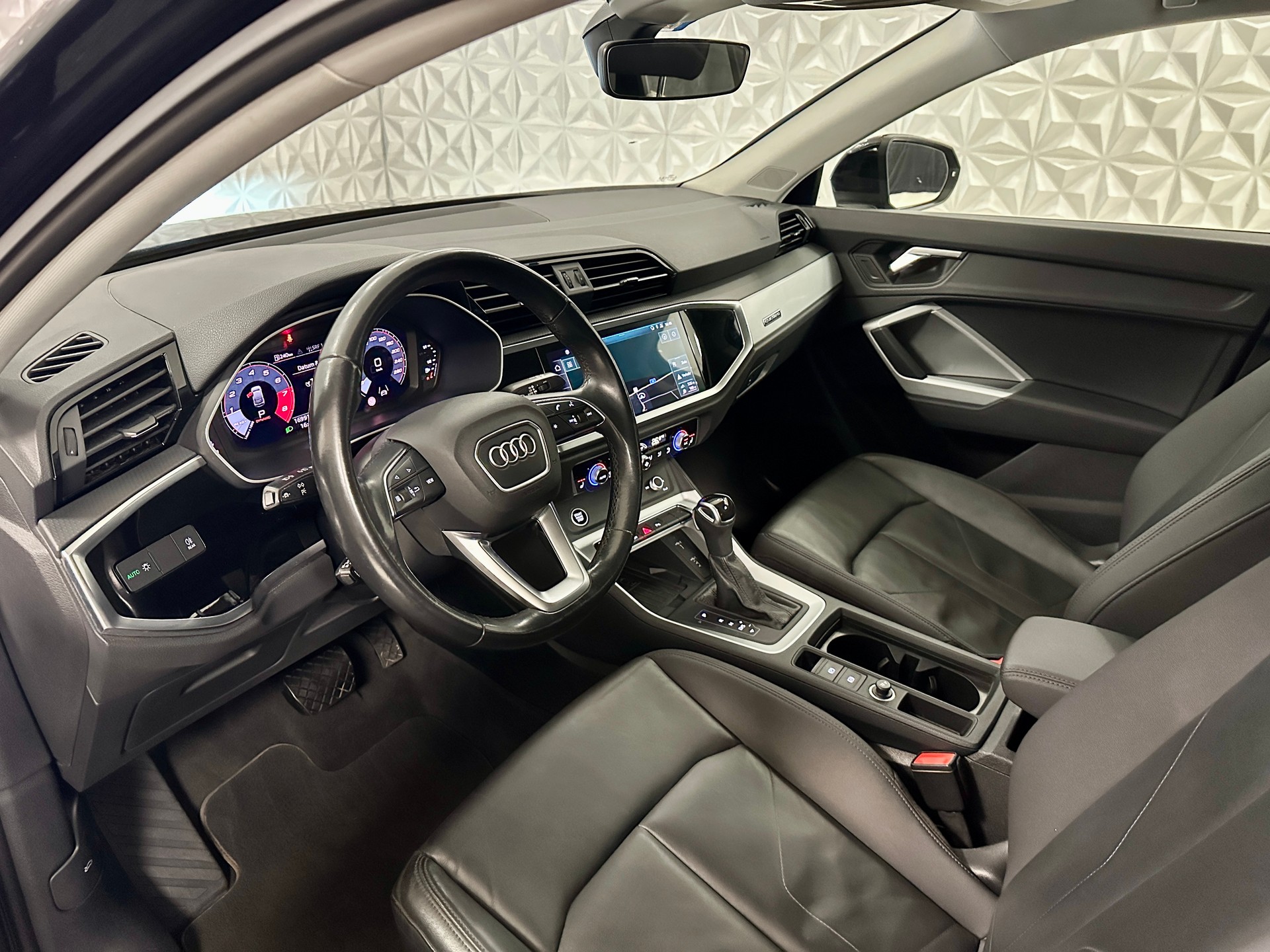 AUDI Q3 Sportback 45 TFSI quattro S-tronic-image-9