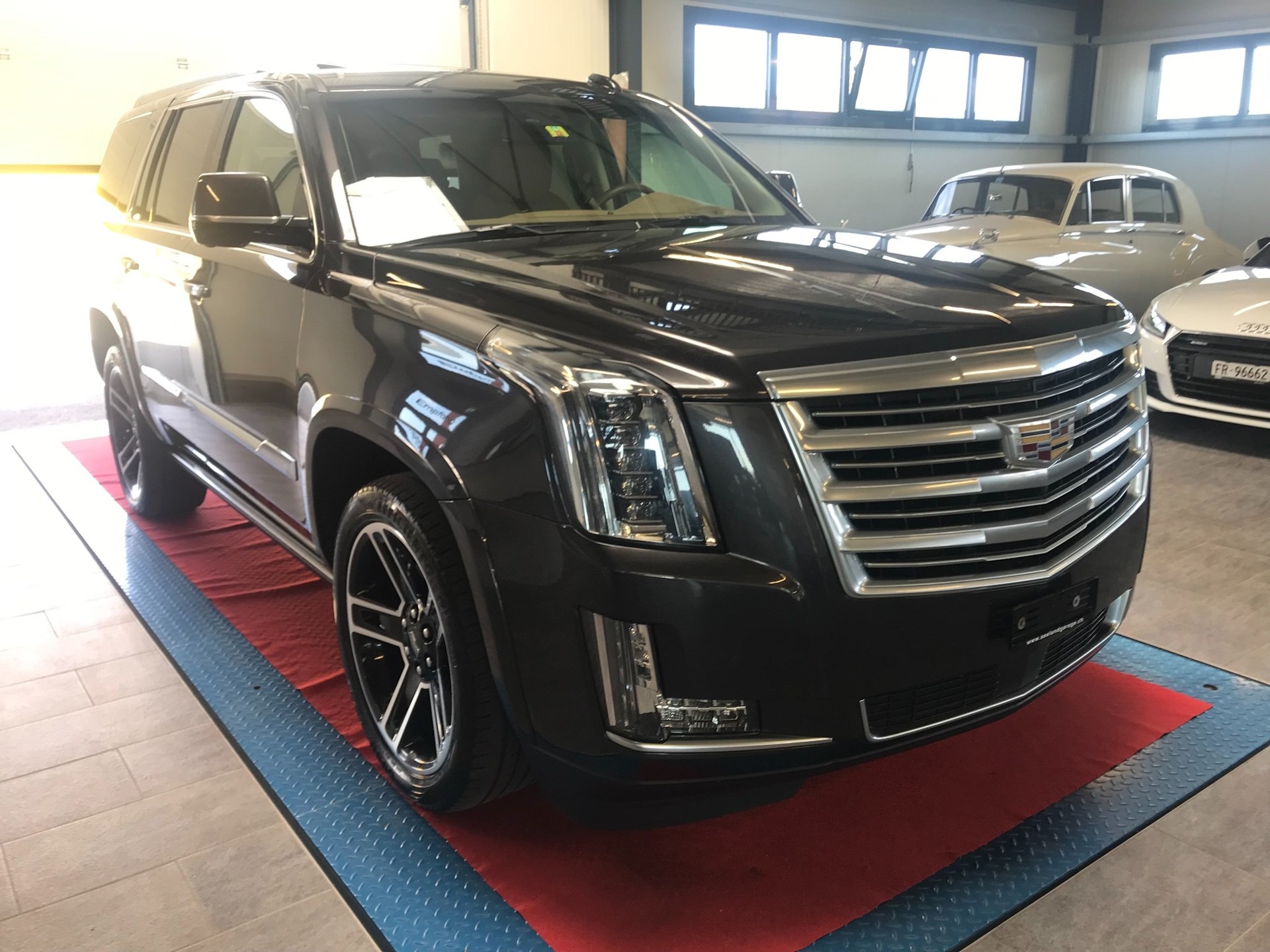 CADILLAC Escalade 6.2 Platinum Automatic-showroom-element-1