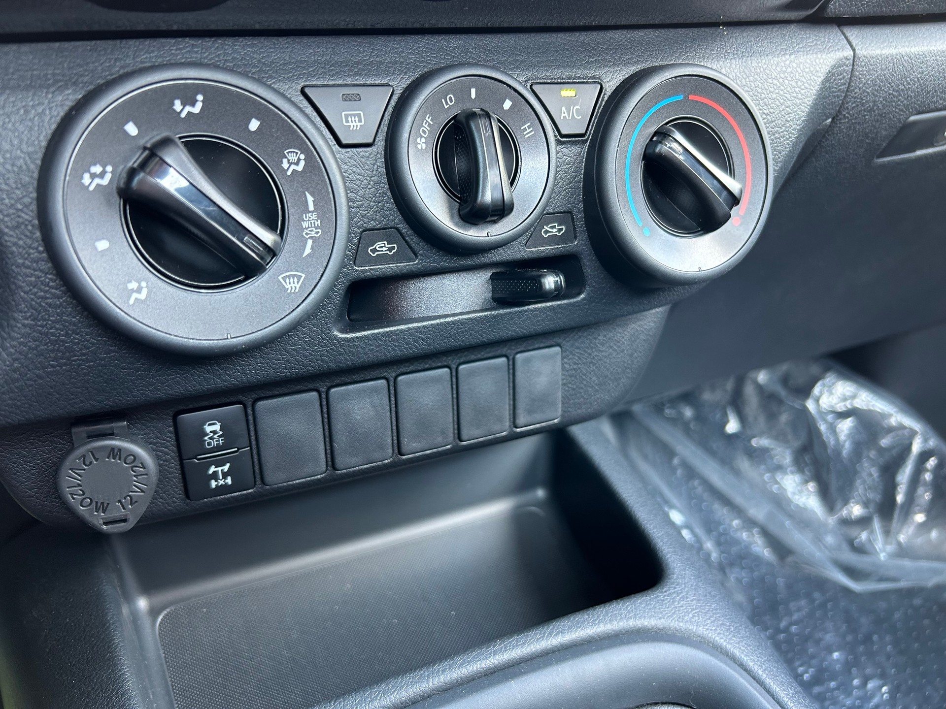 TOYOTA Hilux 2.4D-4D Single Cab 4x4 Alubrücke-image-13