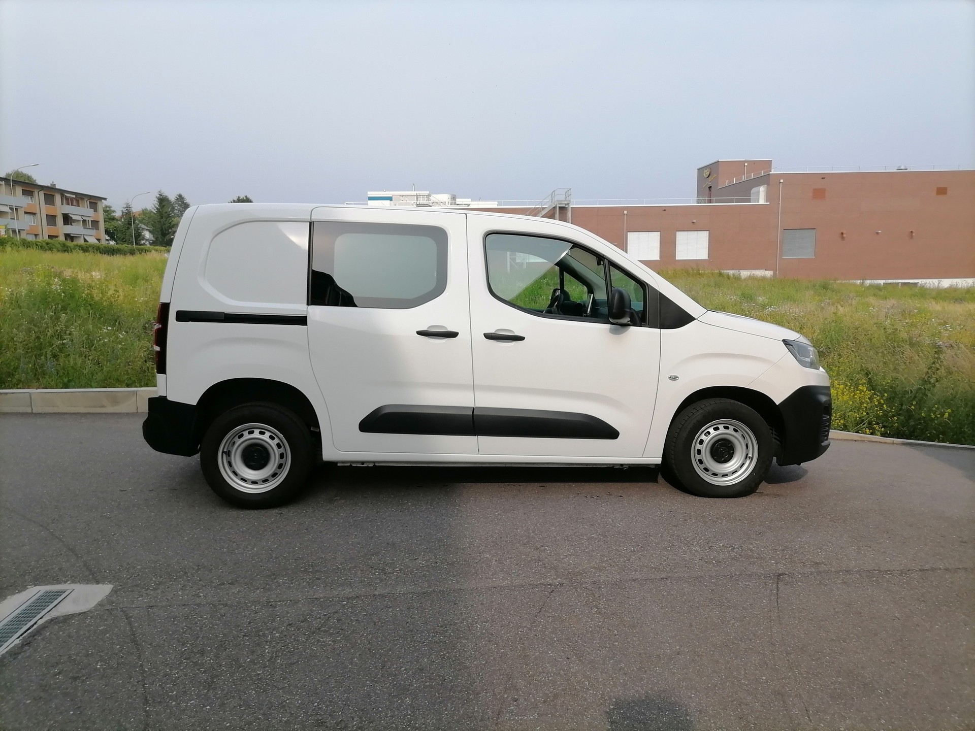 CITROEN Berlingo Van 1.5 Blue HDi 100 s/s Swiss Edition-image-6