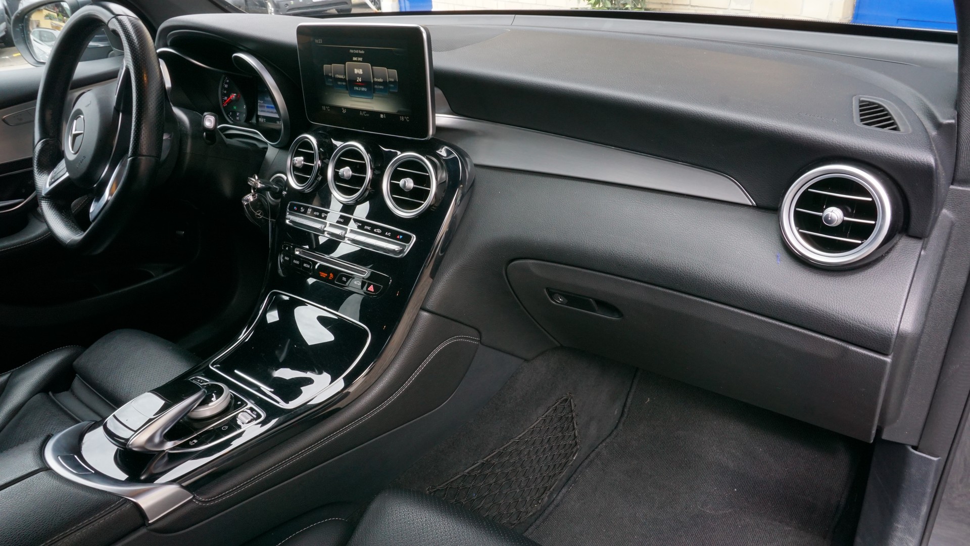 MERCEDES-BENZ GLC 250 d AMG Line 4m-image-13