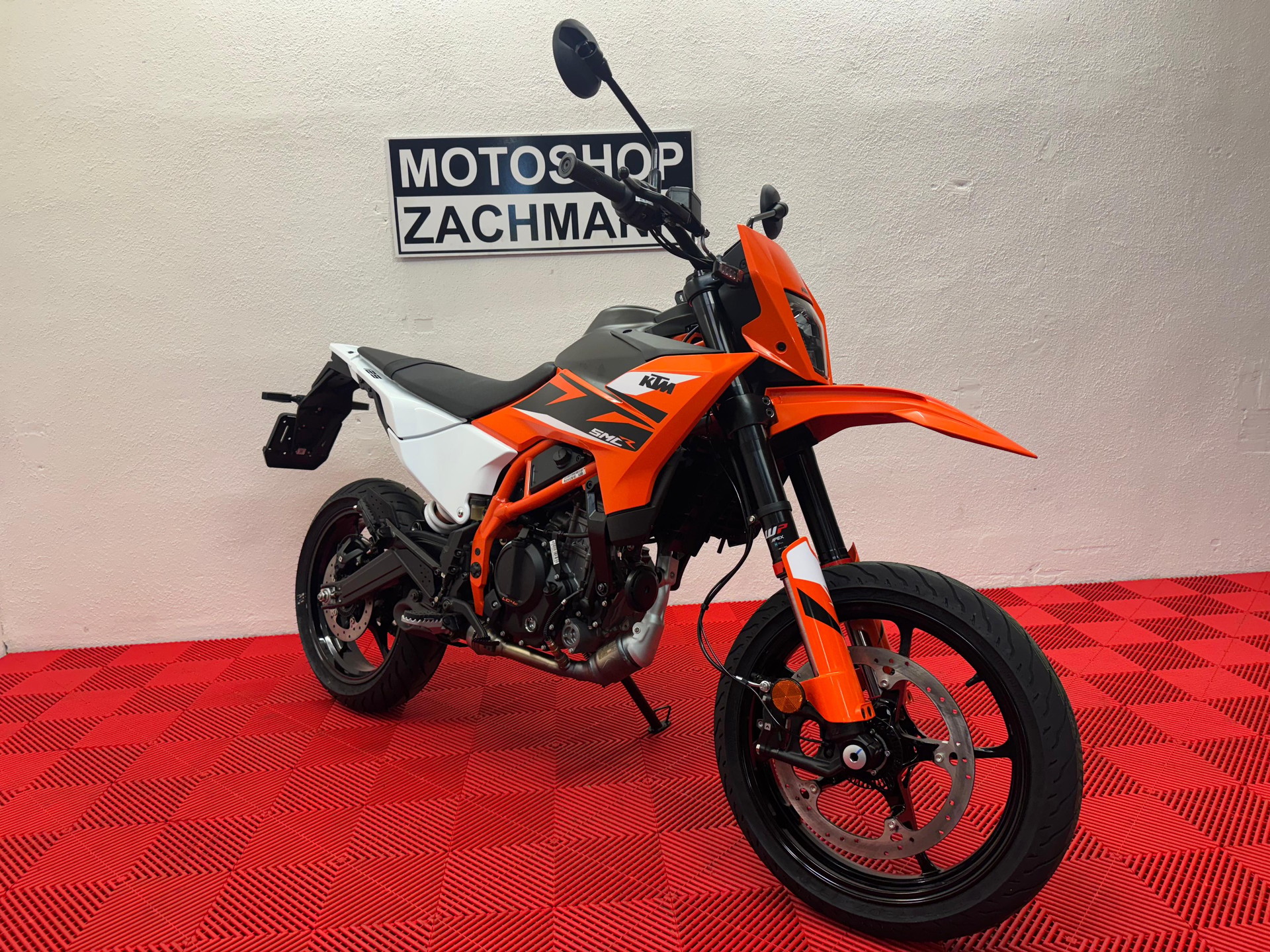 KTM 125 SMC R-showroom-element-3