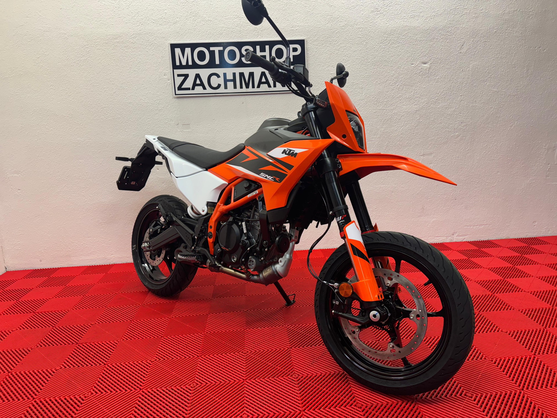KTM 125 SMC R-showroom-element-2